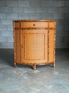 1980er British Colonial Stil Eckschrank aus Bambus und Rohr