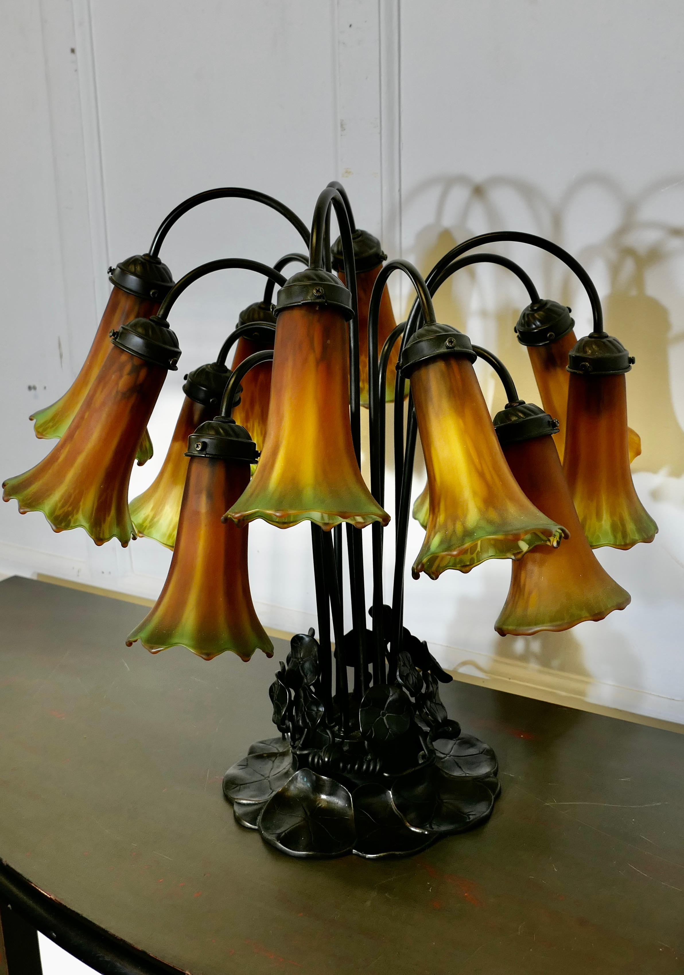 Lampe de table Lily de style Tiffany en bronze et verre en vente 4
