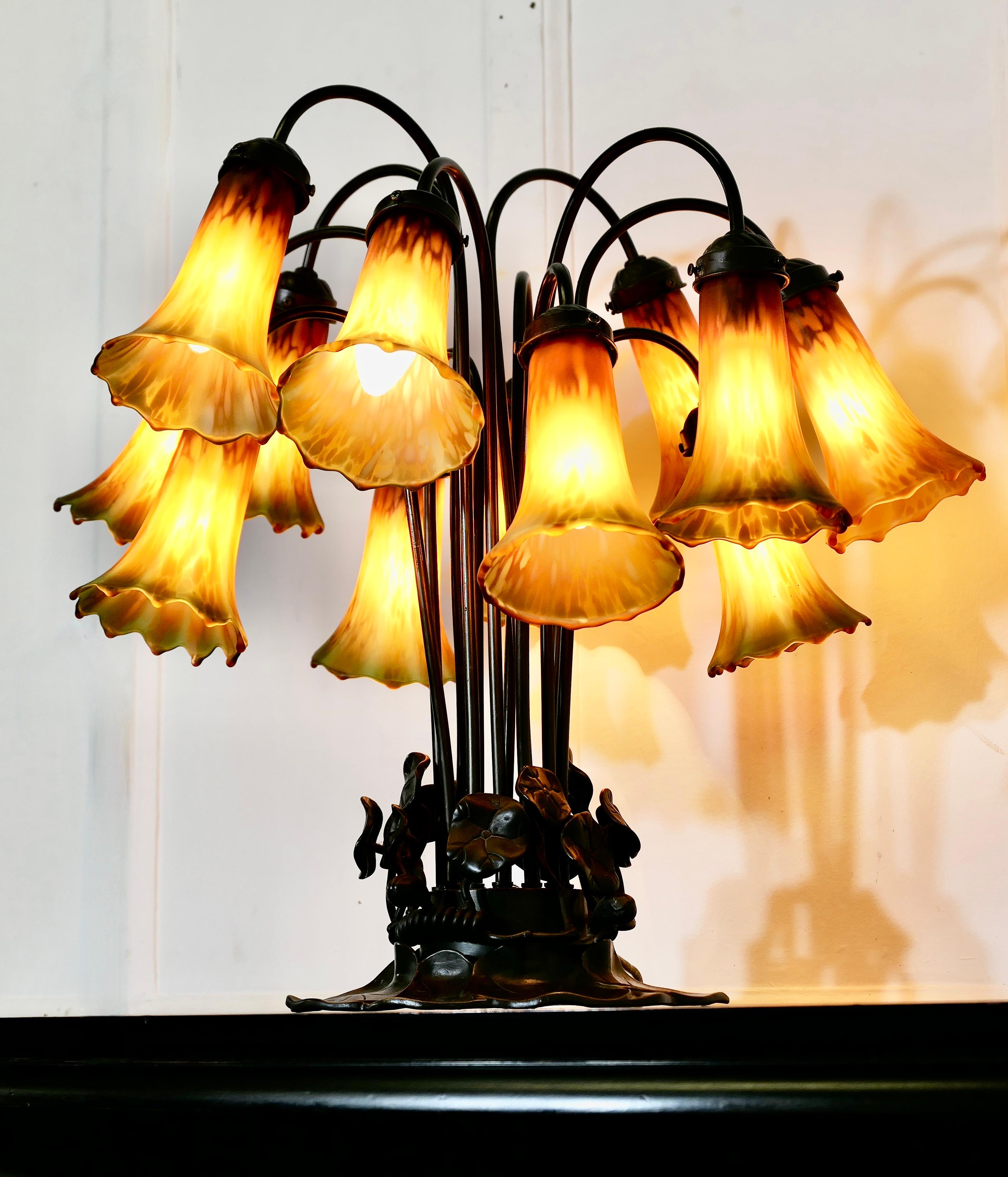 Art nouveau Lampe de table Lily de style Tiffany en bronze et verre en vente