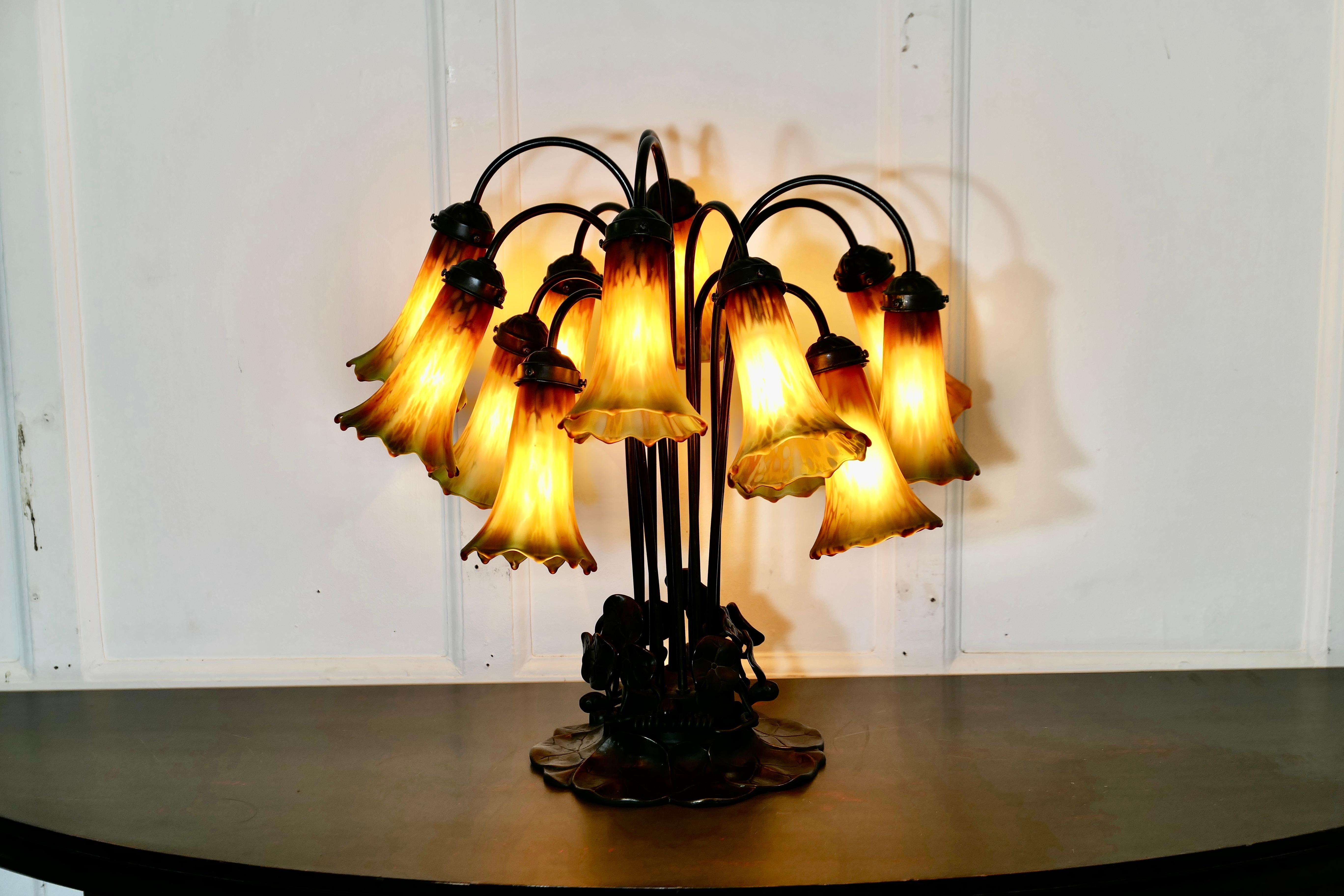 Lampe de table Lily de style Tiffany en bronze et verre Bon état - En vente à Godshill, Isle of Wight
