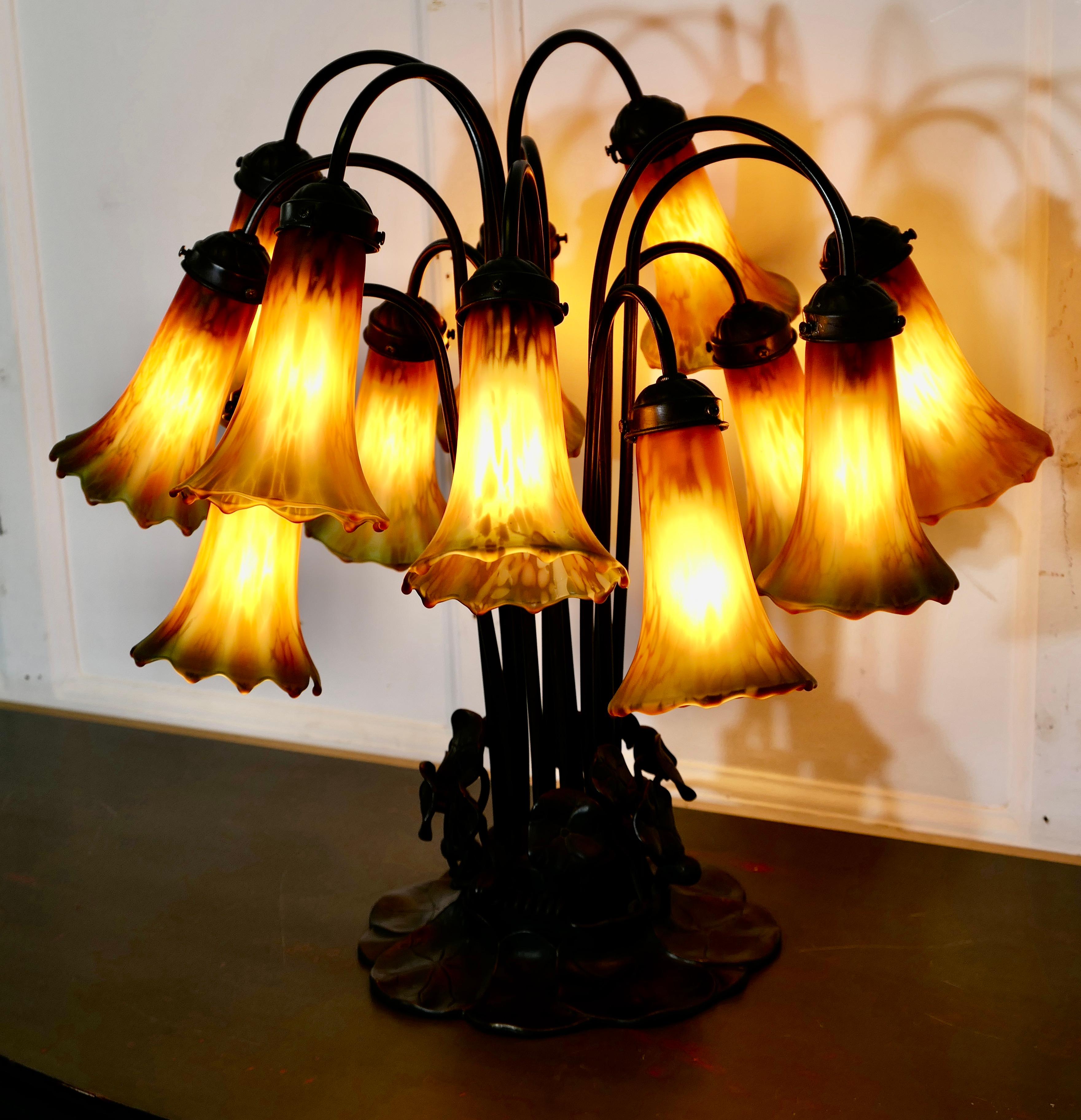 Fin du 20e siècle Lampe de table Lily de style Tiffany en bronze et verre en vente