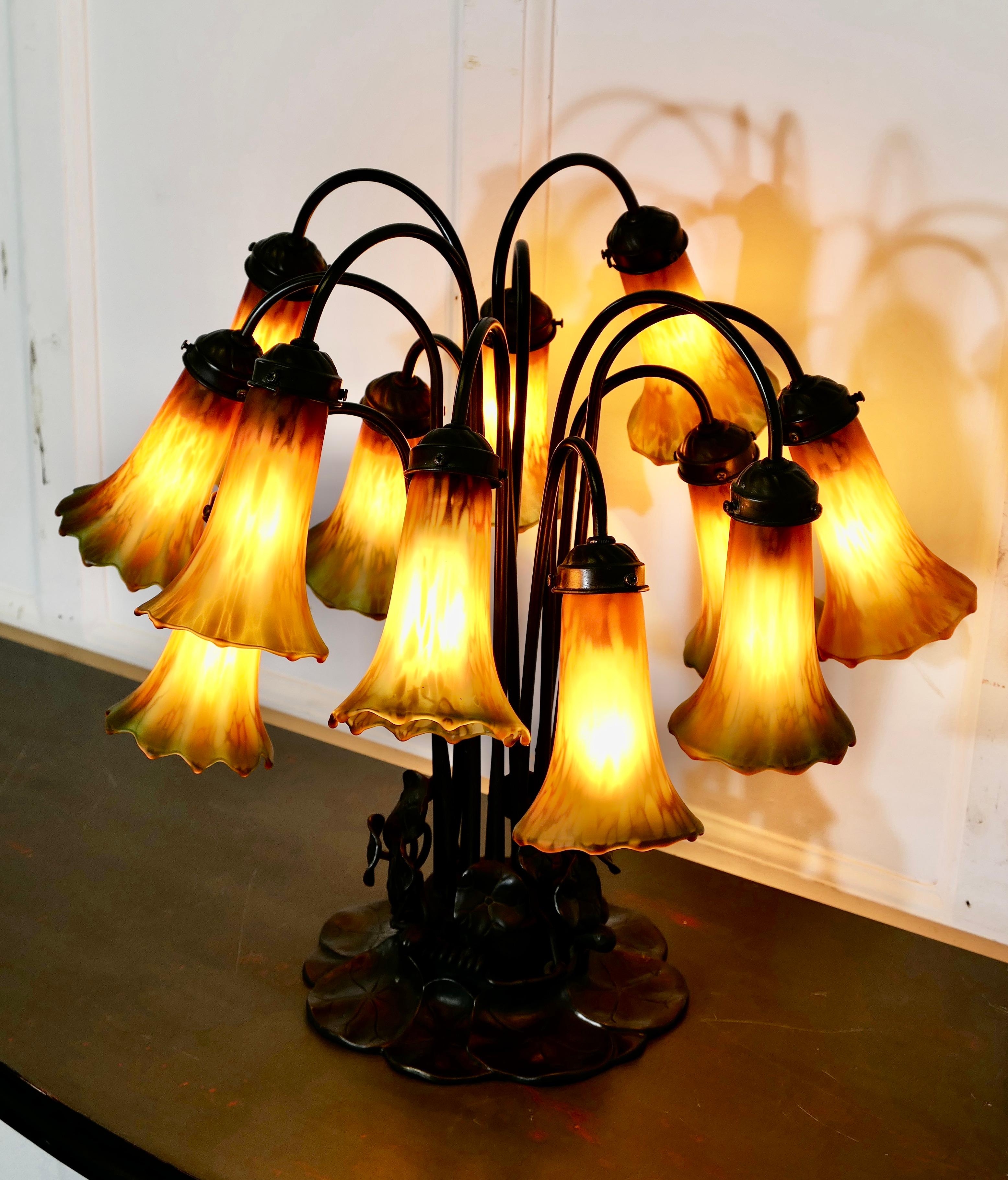 Bronze Lampe de table Lily de style Tiffany en bronze et verre en vente