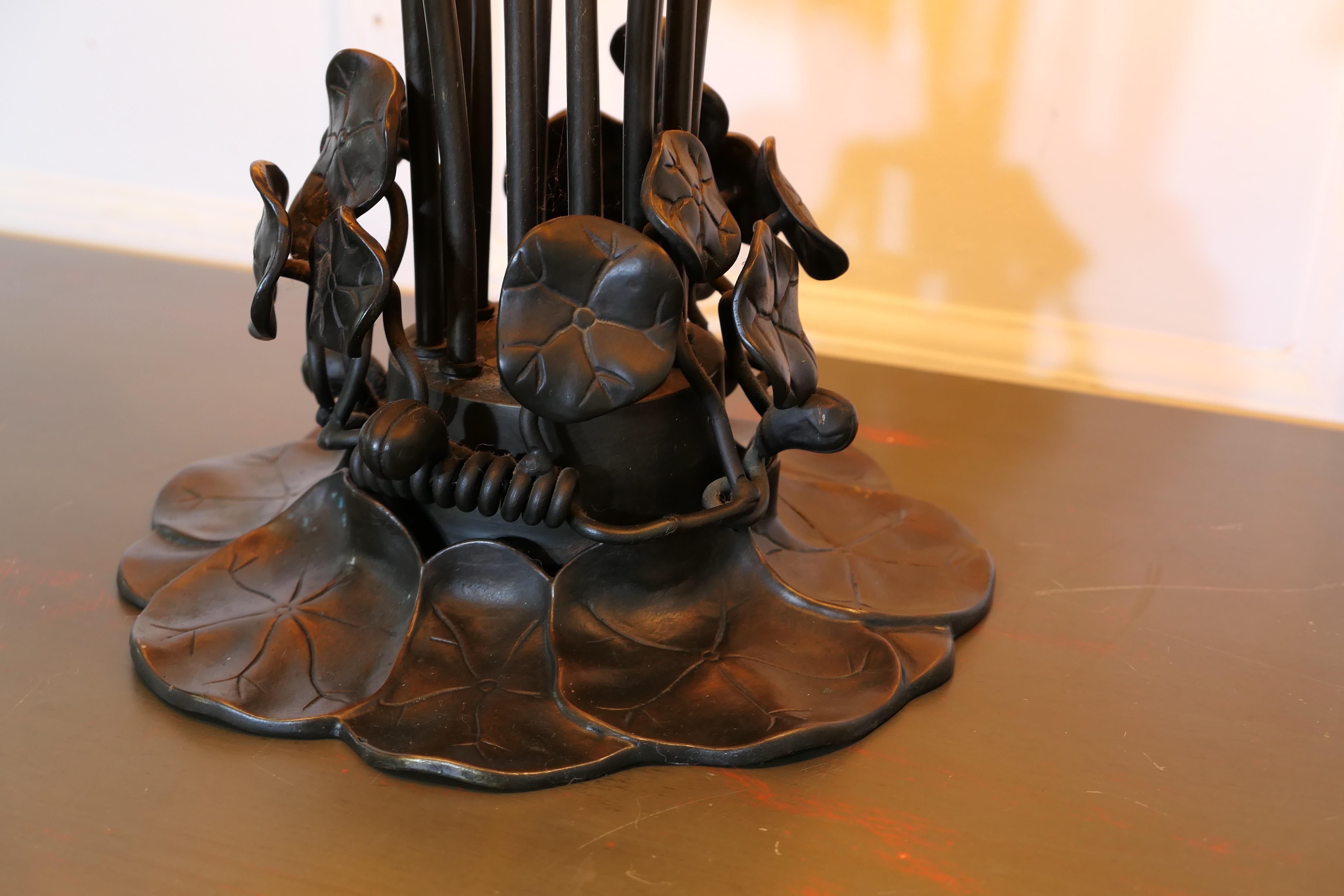 Lampe de table Lily de style Tiffany en bronze et verre en vente 2