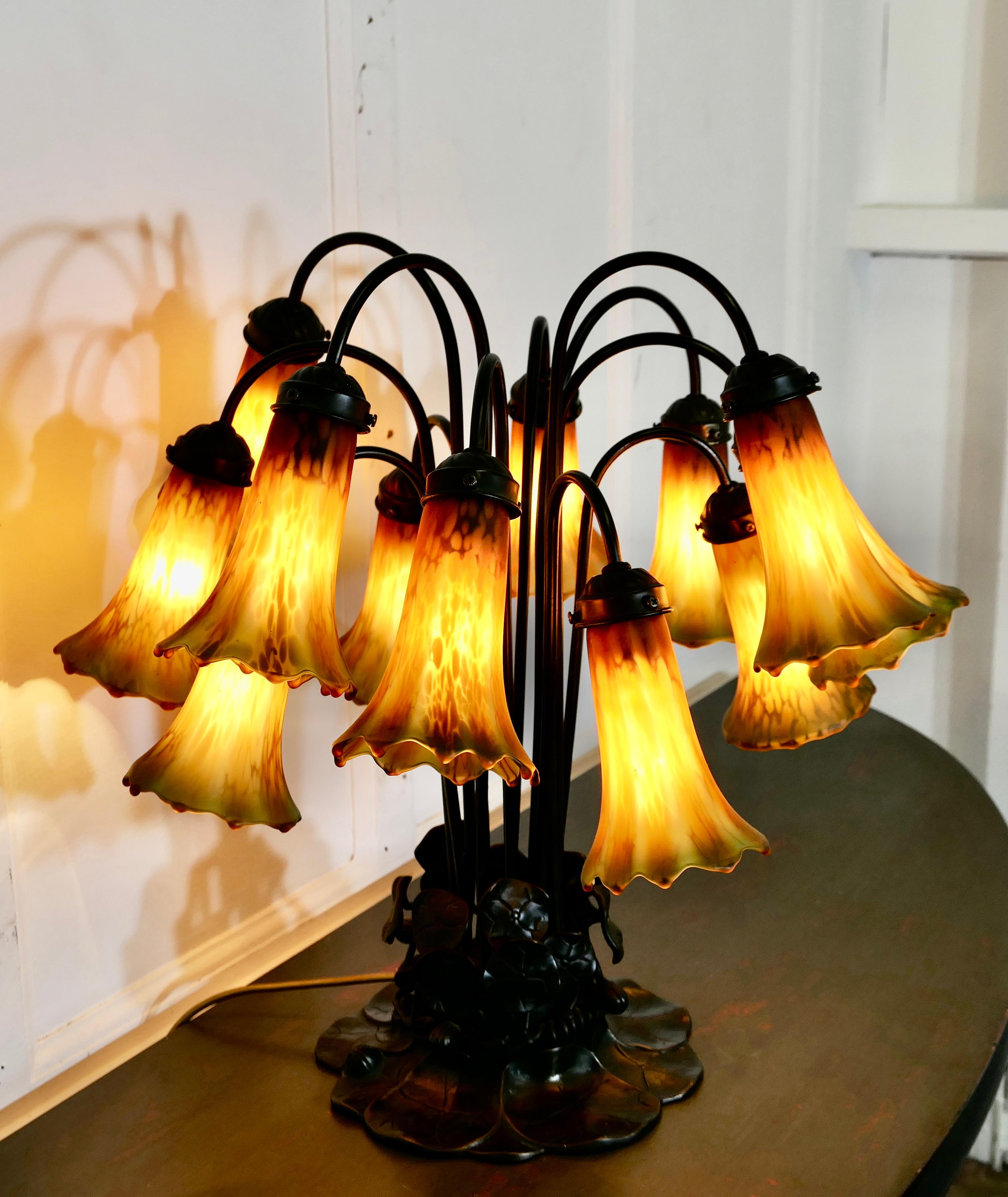 Lampe de table Lily de style Tiffany en bronze et verre en vente 3