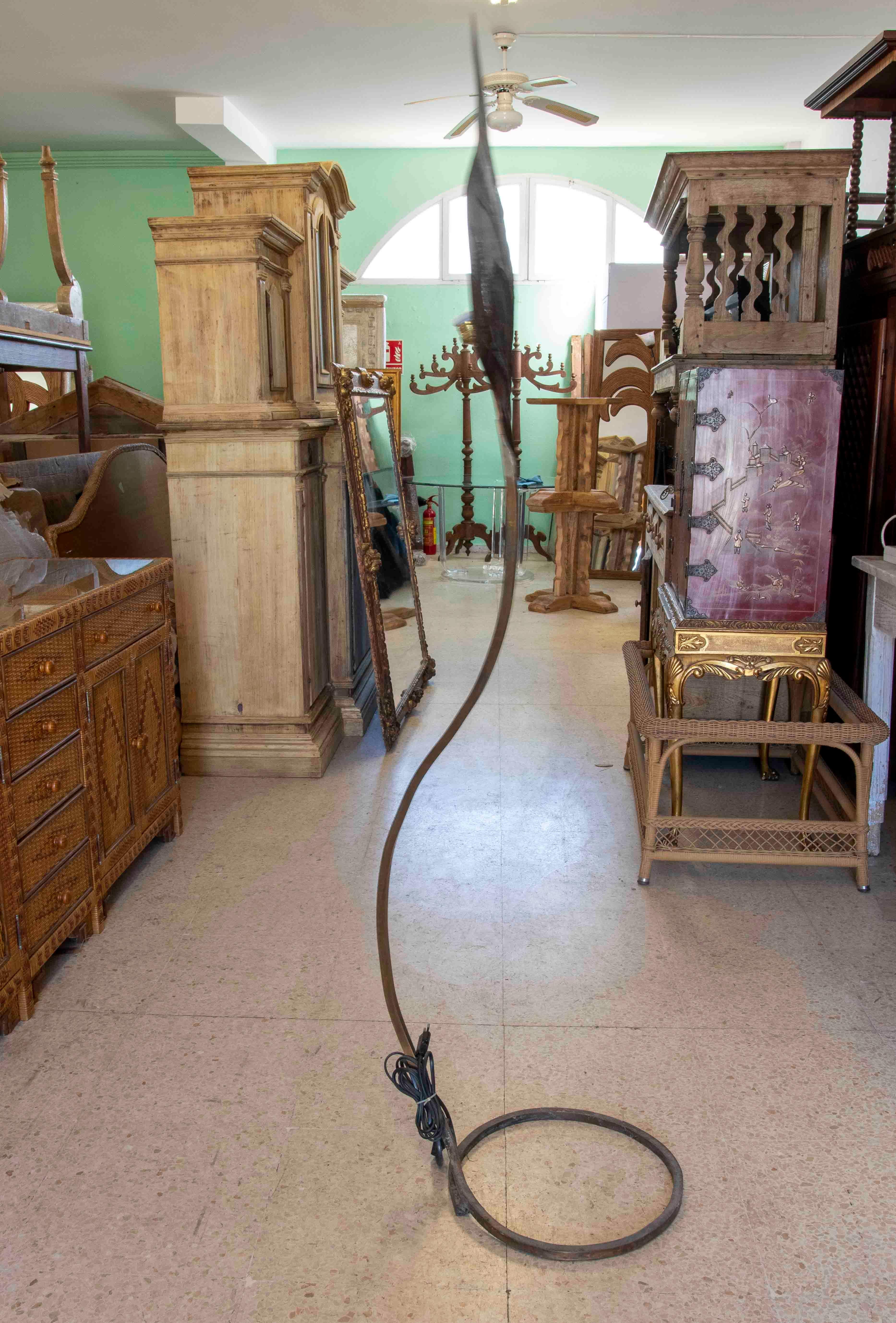 European 1980s Bronze and Brass Floor Lamp with Leaf Shape  For Sale