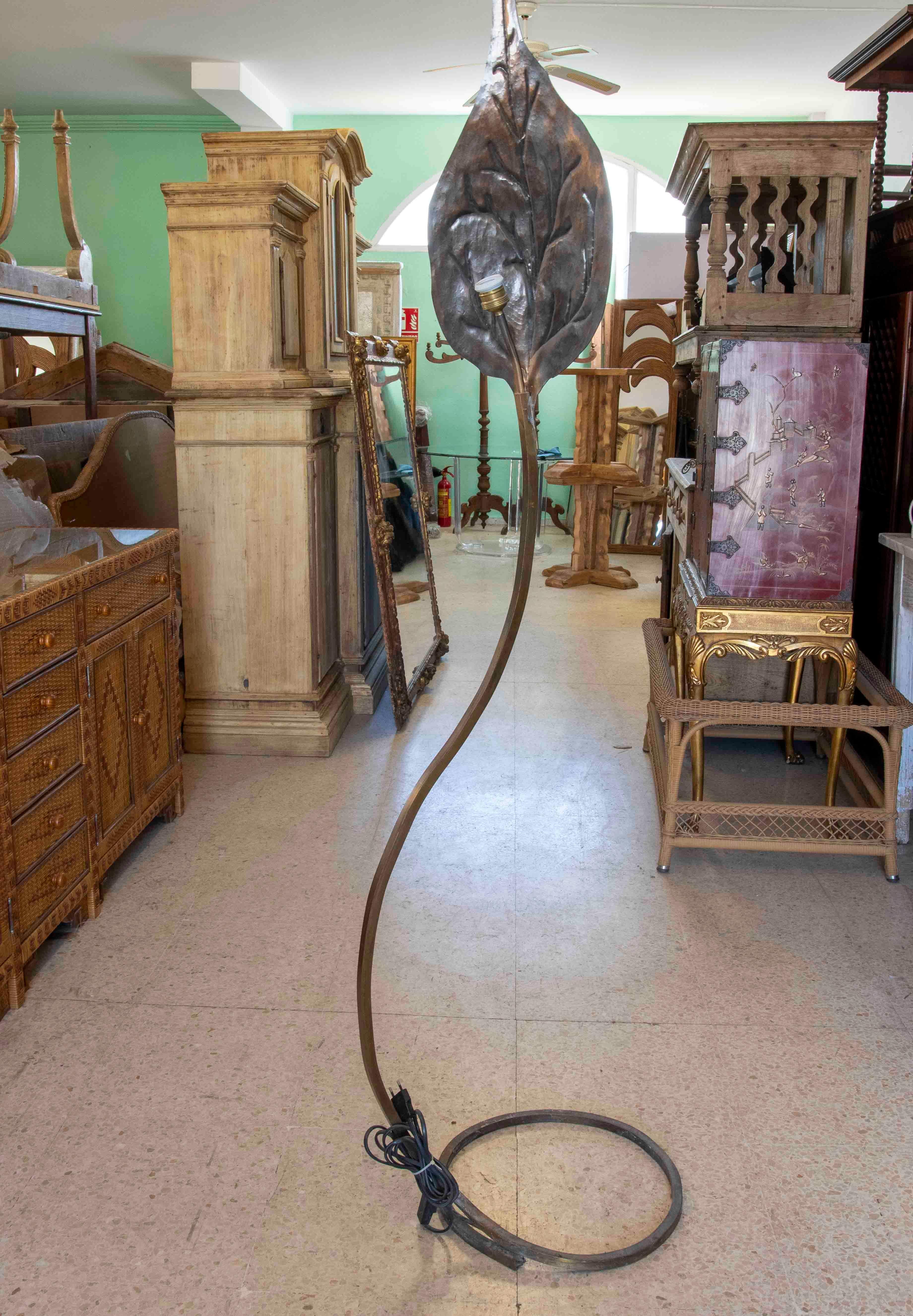 1980s Bronze and Brass Floor Lamp with Leaf Shape  In Good Condition For Sale In Marbella, ES