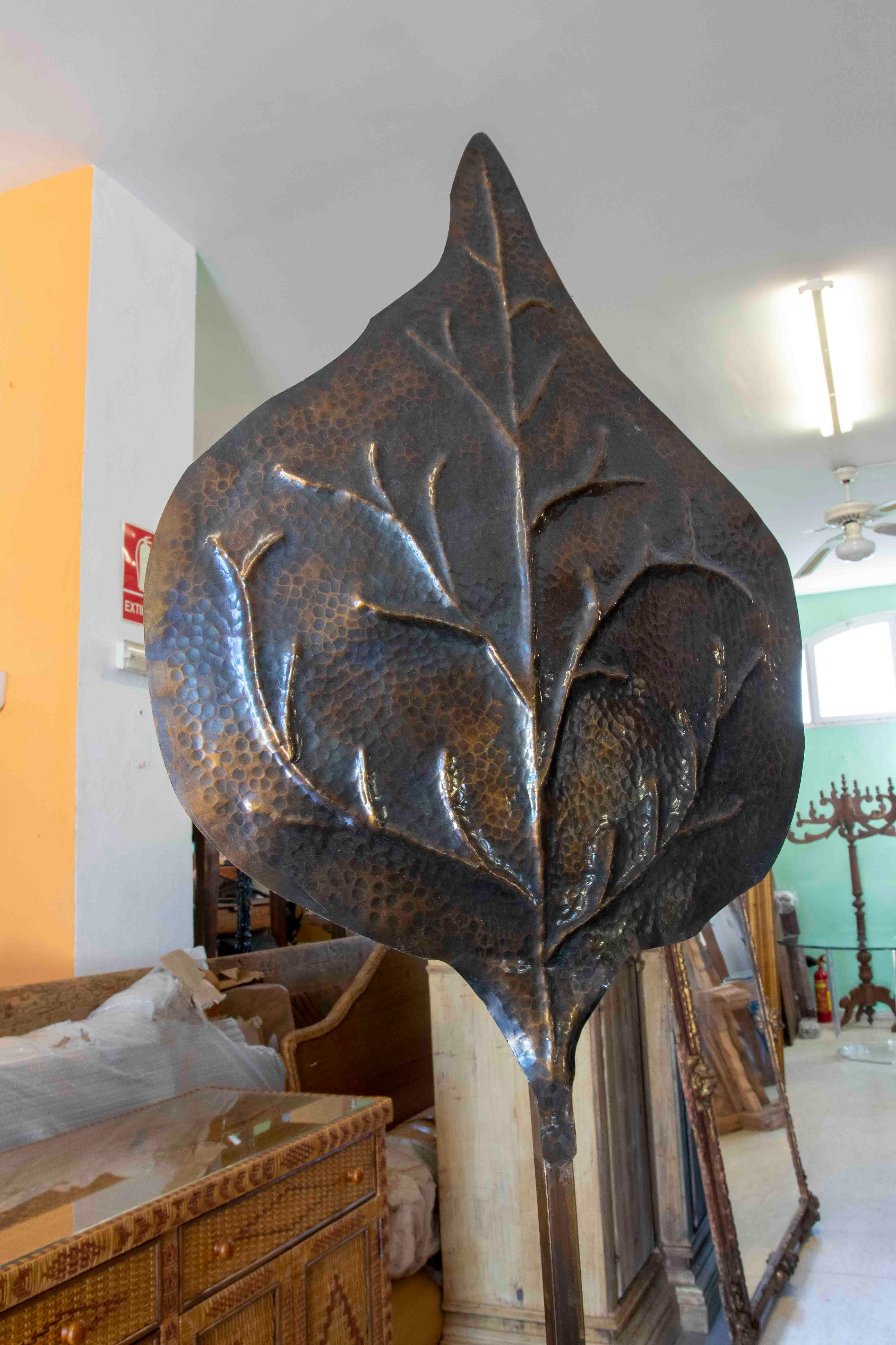 1980s Bronze and Brass Floor Lamp with Leaf Shape  For Sale 1