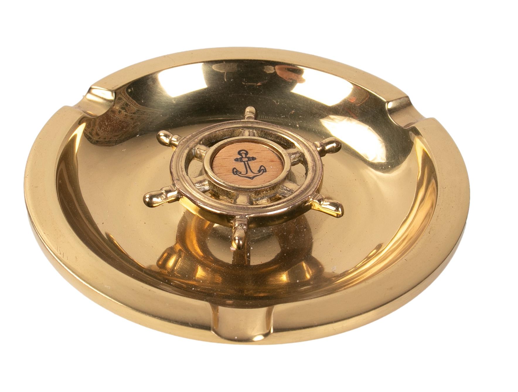 Cendrier en bronze des années 1980 représentant un navire avec gouvernail et ancre décoratifs.