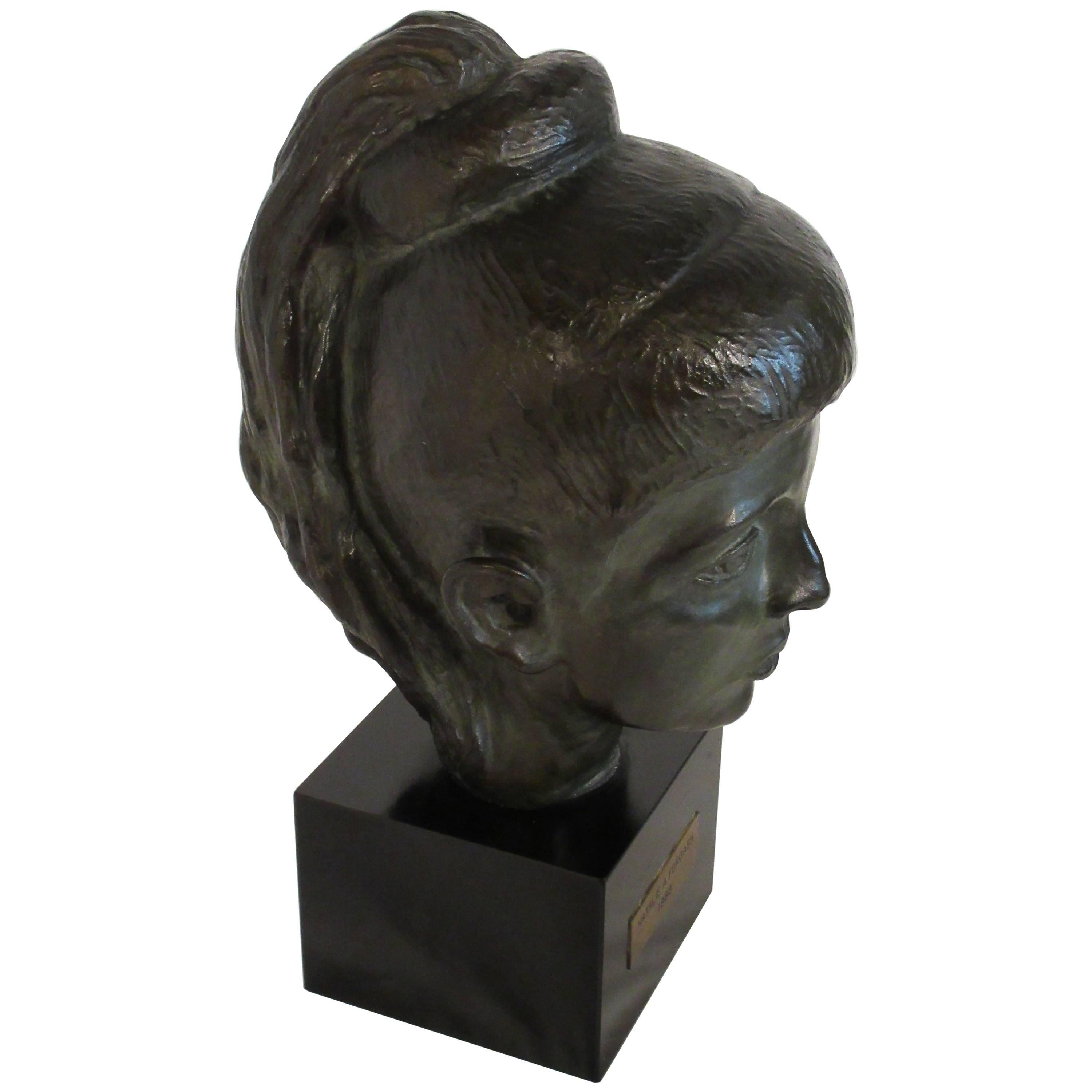 Buste de femme en bronze des années 1980