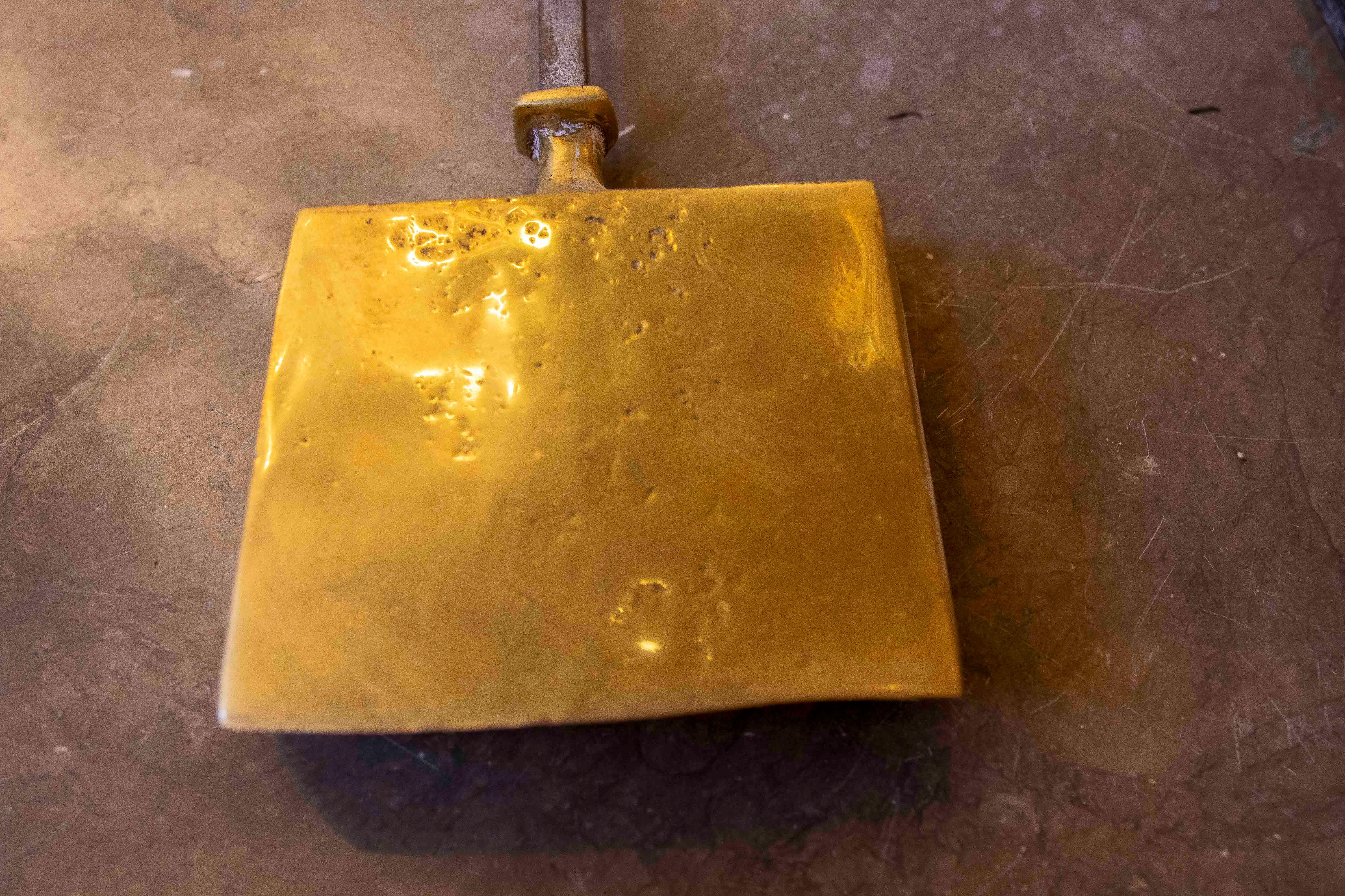 Ensemble d'outils de cheminée en bronze de l'artiste David Marshall des années 1980 en vente 6