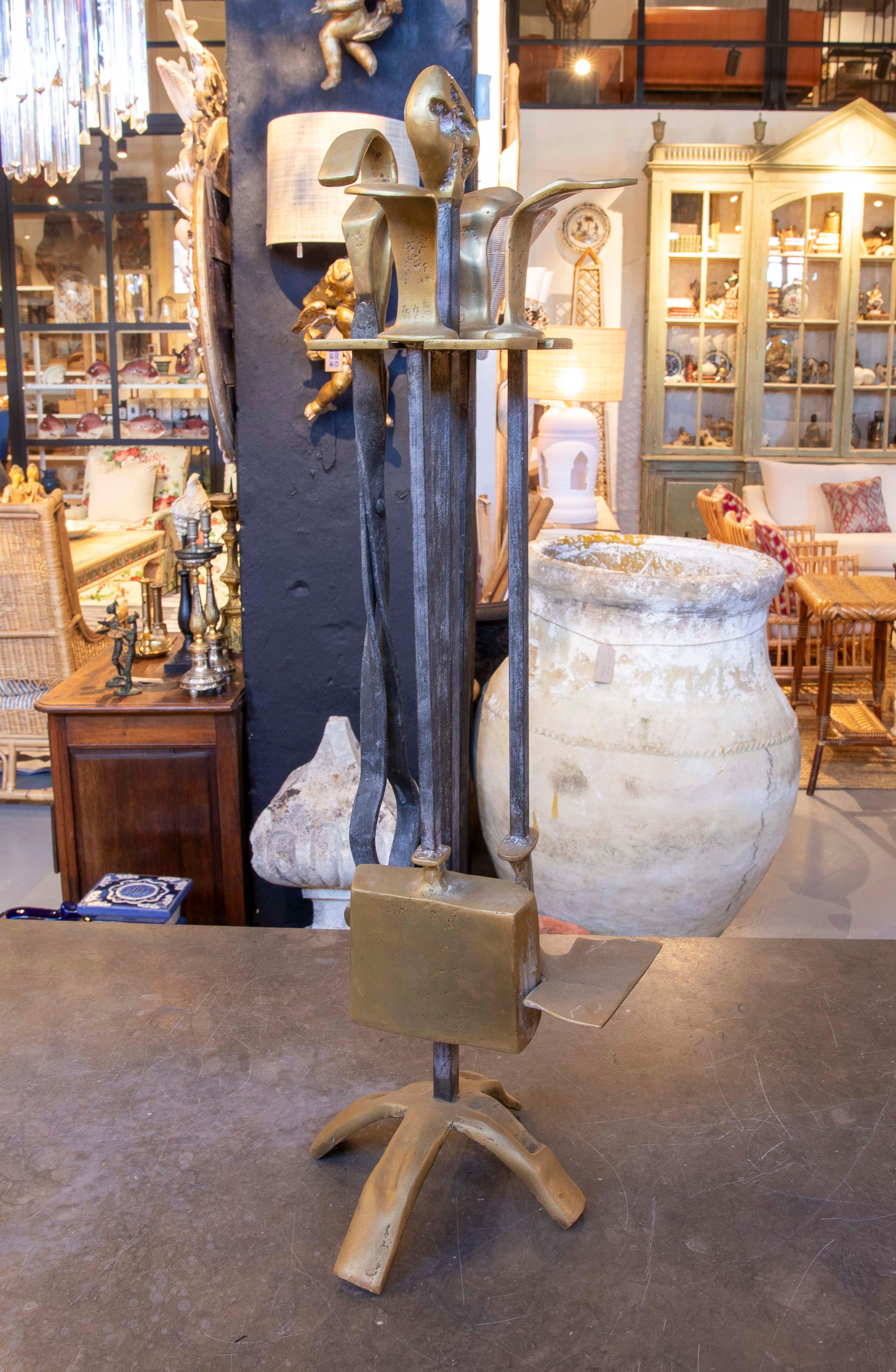 Espagnol Ensemble d'outils de cheminée en bronze de l'artiste David Marshall des années 1980 en vente