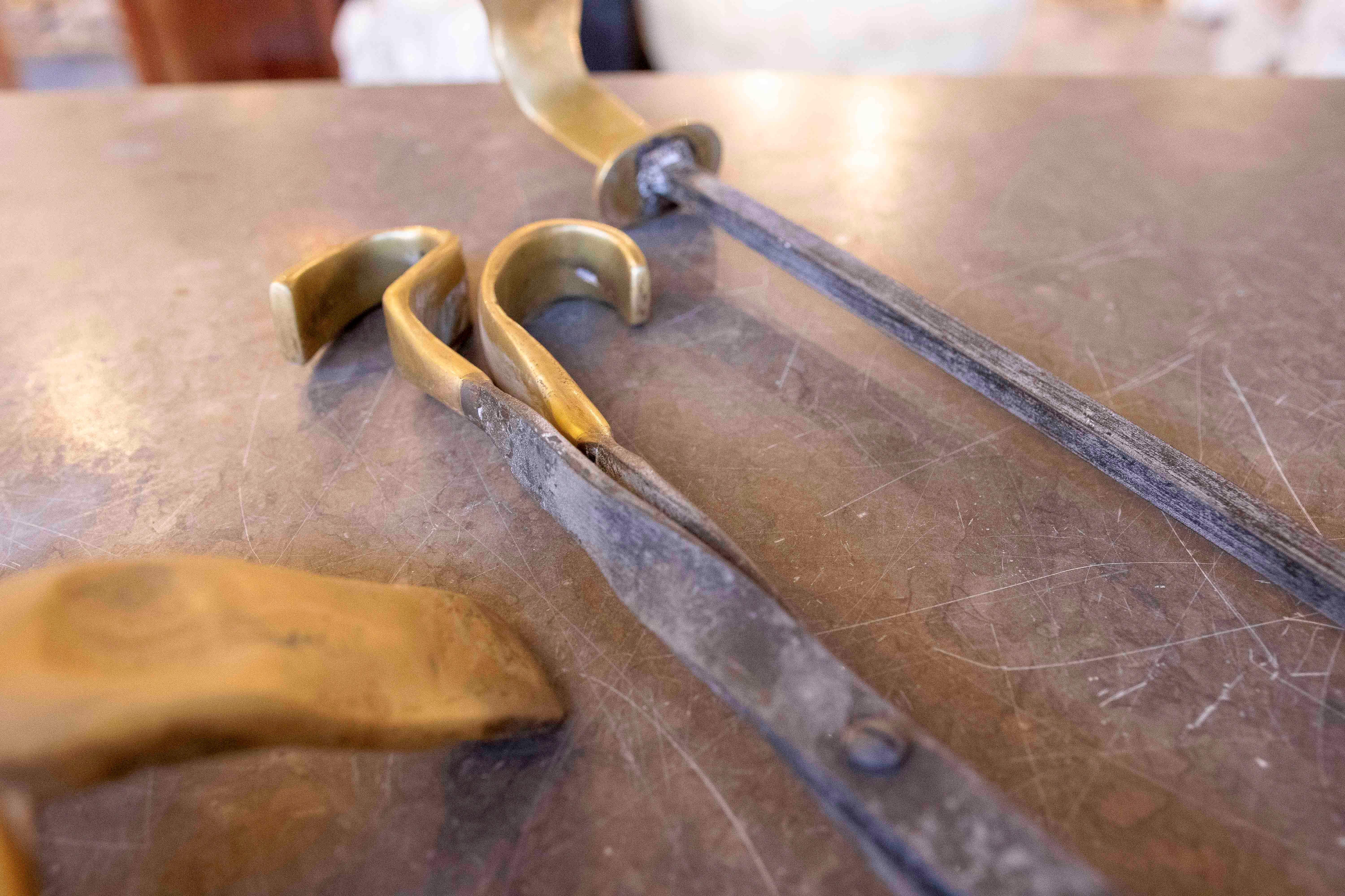 20ième siècle Ensemble d'outils de cheminée en bronze de l'artiste David Marshall des années 1980 en vente