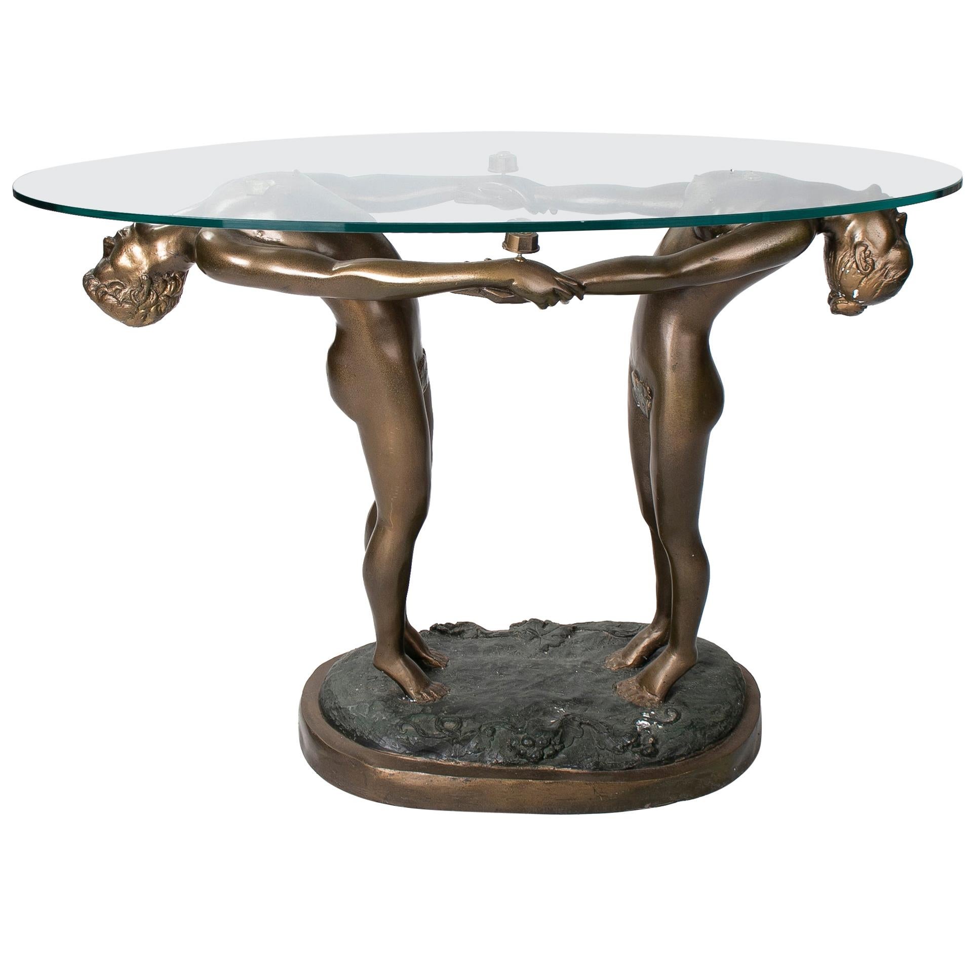 Table à piédestal sculptée homme et femme en bronze des années 1980 avec plateau en verre