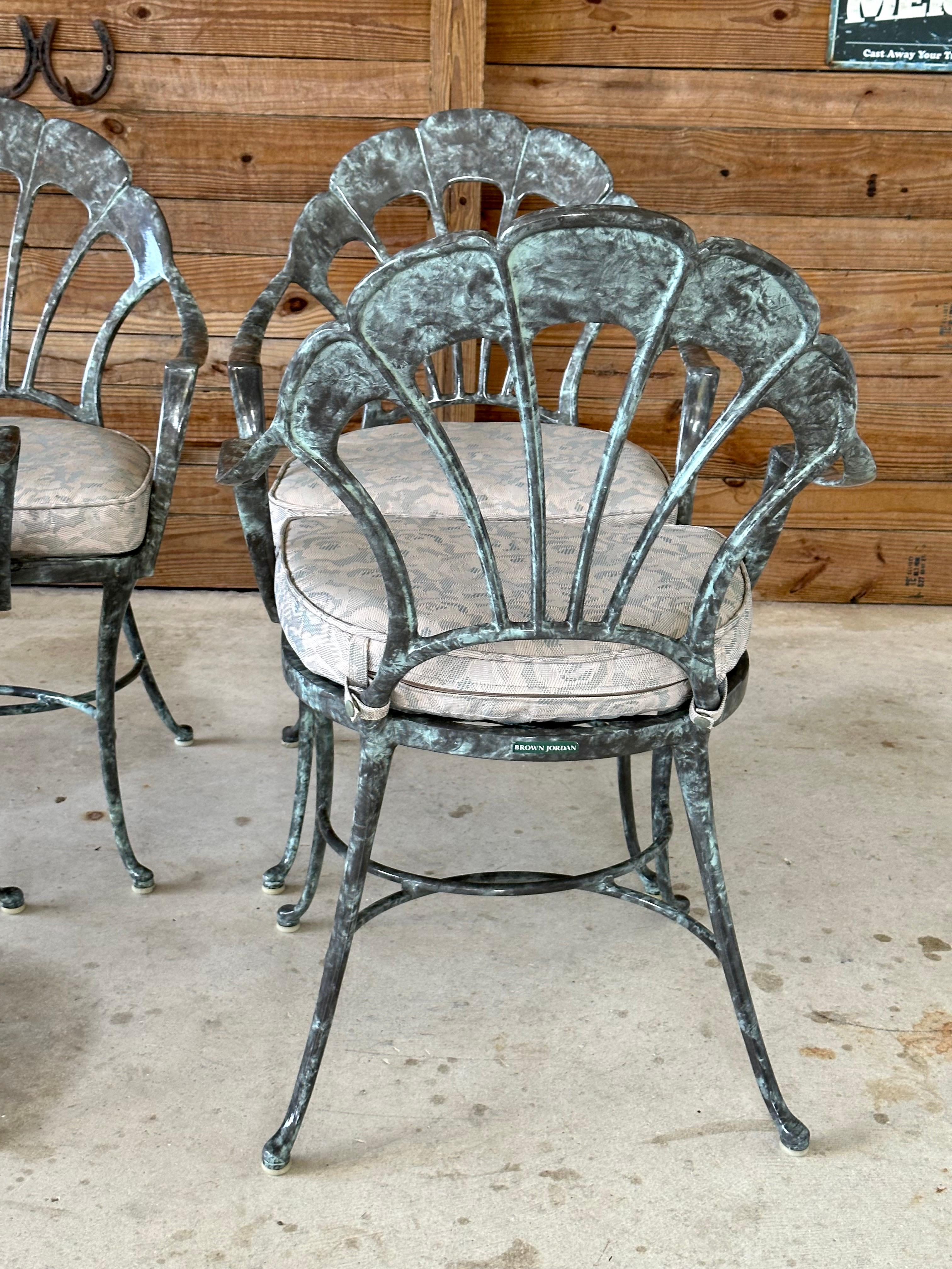 Splendido set di sedie da pranzo per esterni in alluminio di Brown Jordan con cuscini in vinile originali che si agganciano a scatto e un design smerlato
La finitura è in marmo Verdigris per un colore bellissimo. Il set è perfetto per l'esterno e