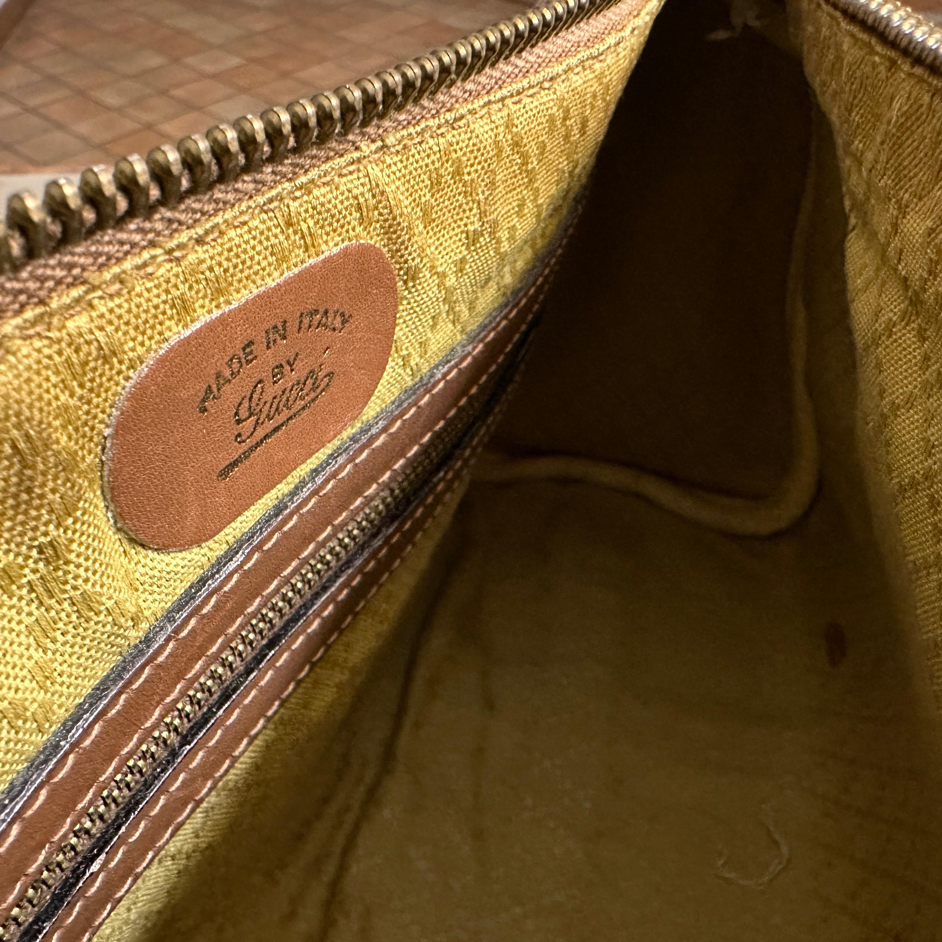 1980s Brown Leather Shoulder Bag by Gucci In Good Condition For Sale In Aci Castello, IT