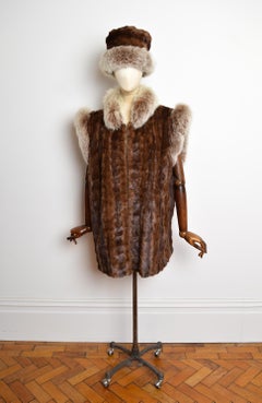 Pelliccia marrone di visone e volpe degli anni '80, cappotto e cappello abbinati.
