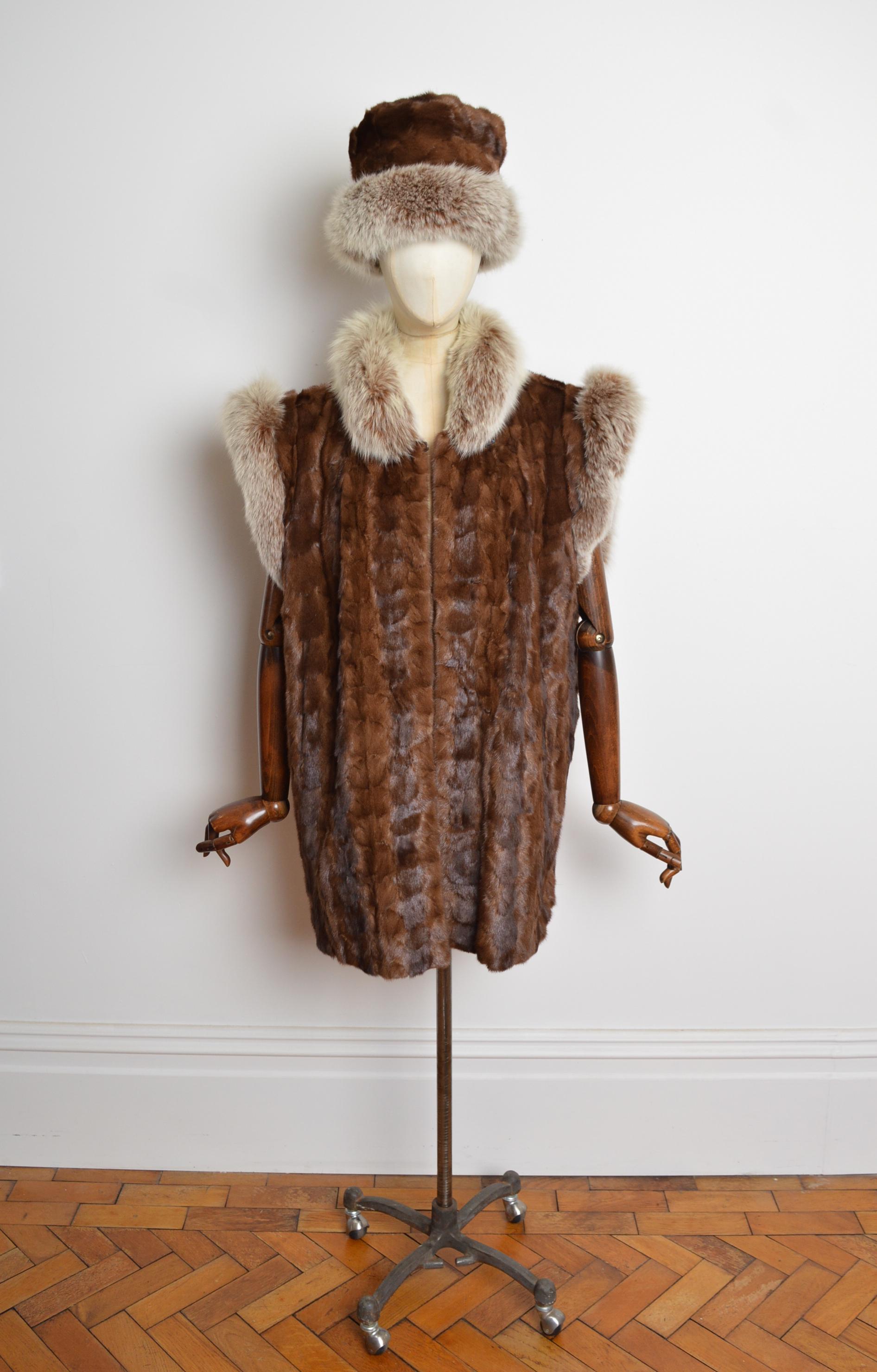 1980 Brown Mink & Fox Trim Real Fur Matching Gilet Coat & Hat - Set Bon état - En vente à Sheffield, GB