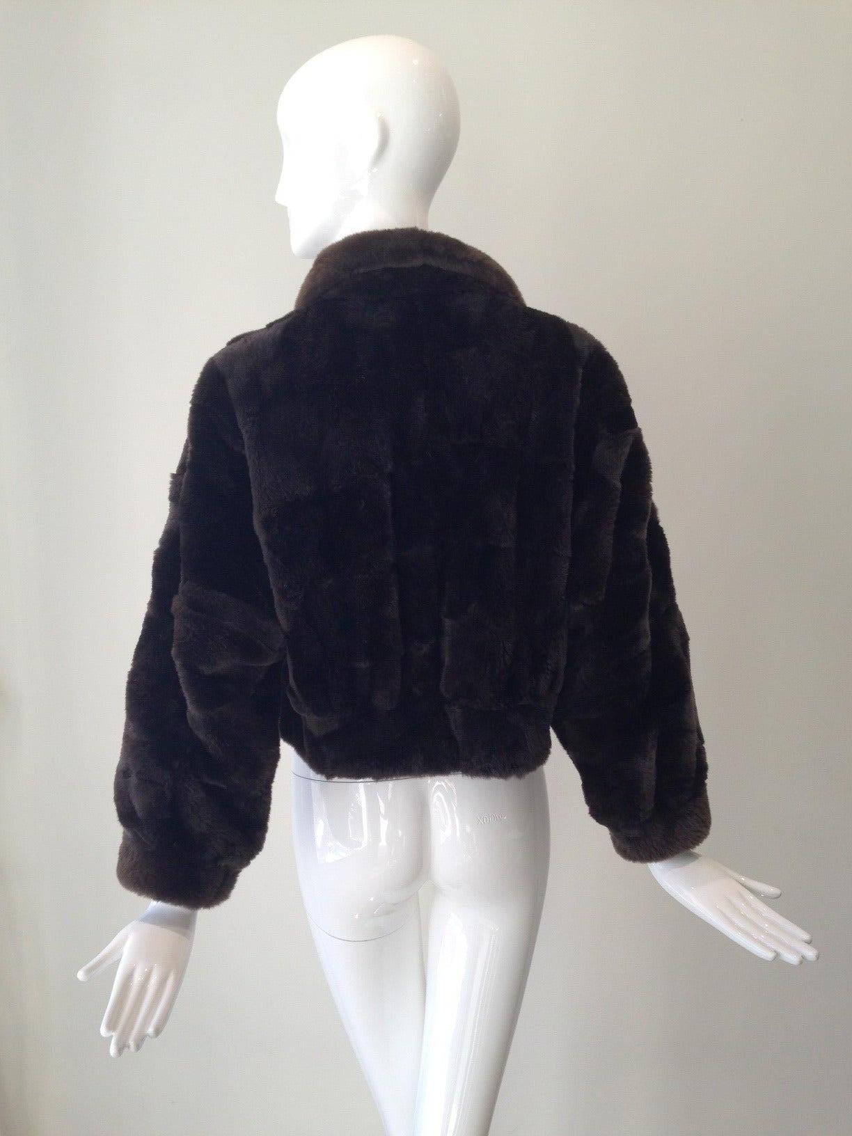 Brown Nutria fur jacket. 3/4 Sleeves. Fur is in excellent condition
Size : 4-6