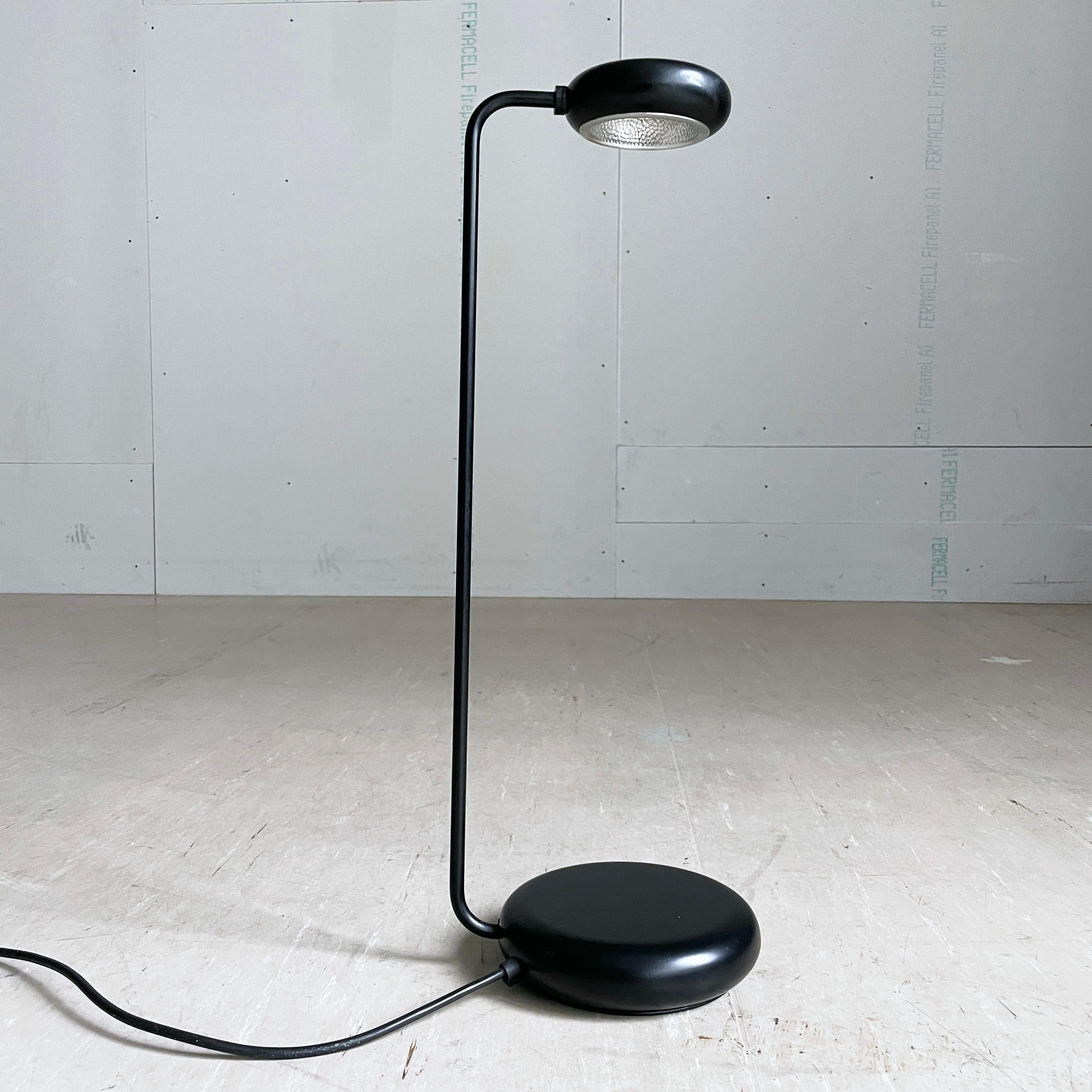 MEBLO Tischleuchte aus den 1980er Jahren, entworfen von Bruno Gecchelin. Verstellbar mit schwenkbarem Arm und Lampenschirm für unterschiedliche Beleuchtungsanforderungen. Maximal 60W.
Designer: Bruno Gecchelin, geboren in Mailand, 1939
Produziert: 
