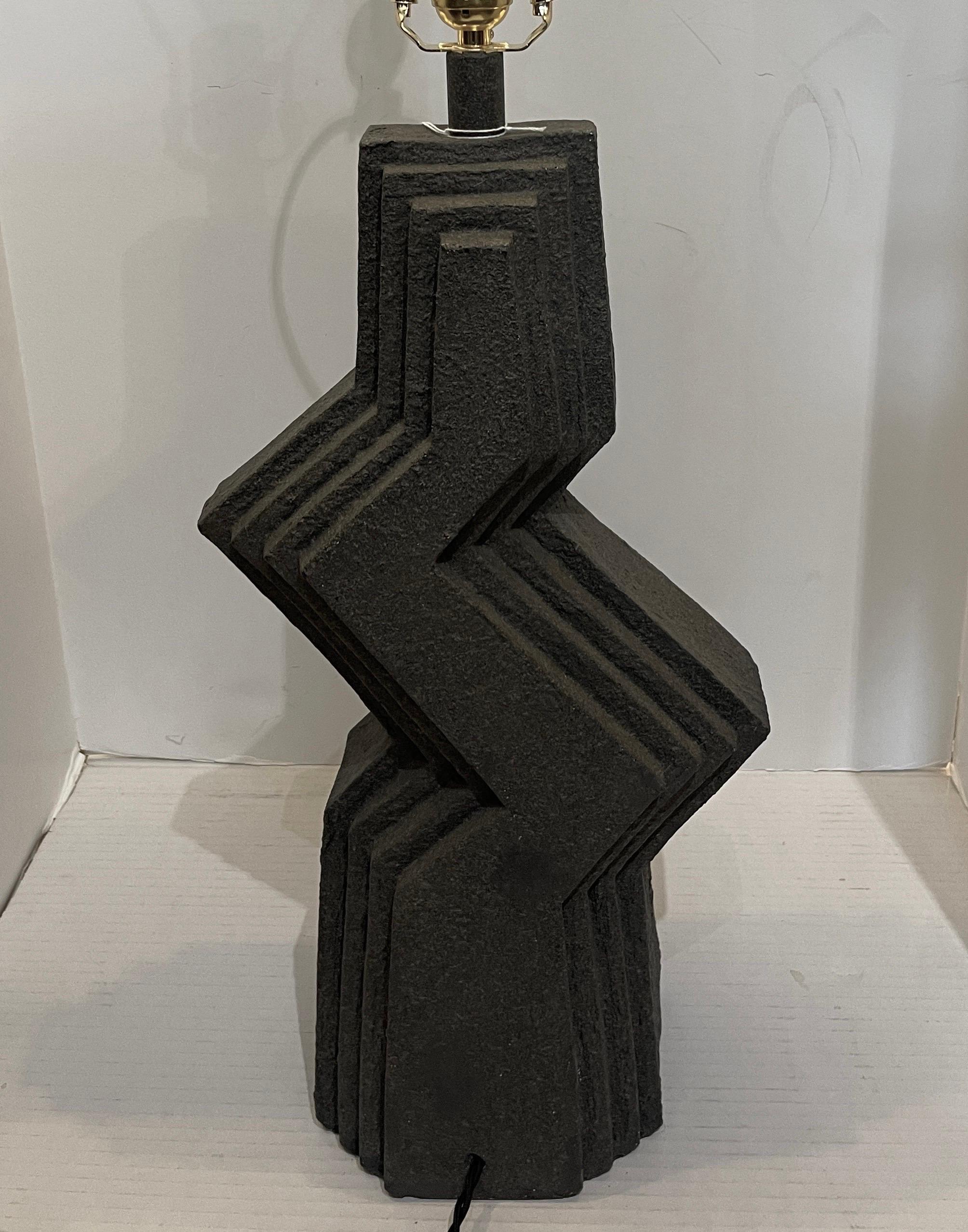 Just in in, this  Brutalist Zig Zag Table Lamp in a Matt finish over Plaster. by Veras Art Studio, c.1980-1989.
Recently rewired, harp and finial included.
Very good vintage condition, consistent with age and use.