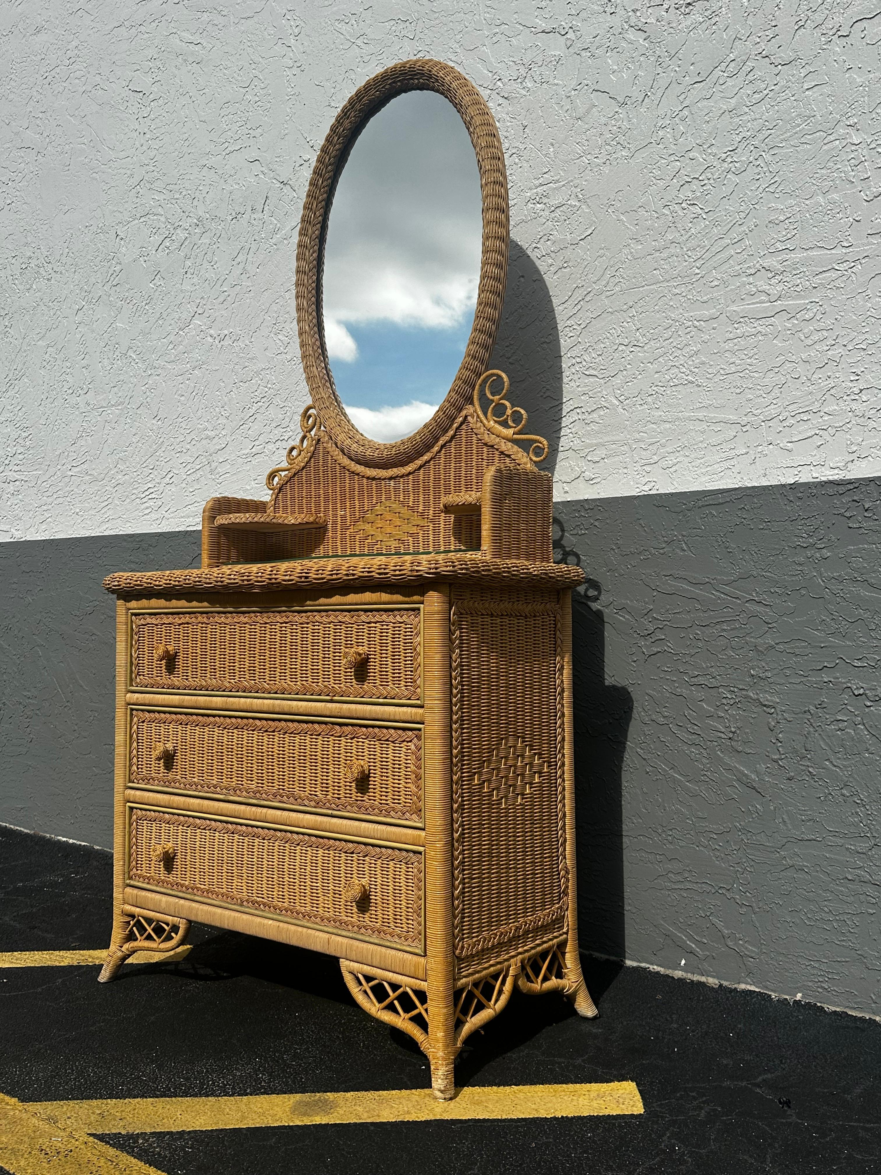 Bohémien Cassettone Budji anni '80 in bambù bruciato e rattan intrecciato in vendita