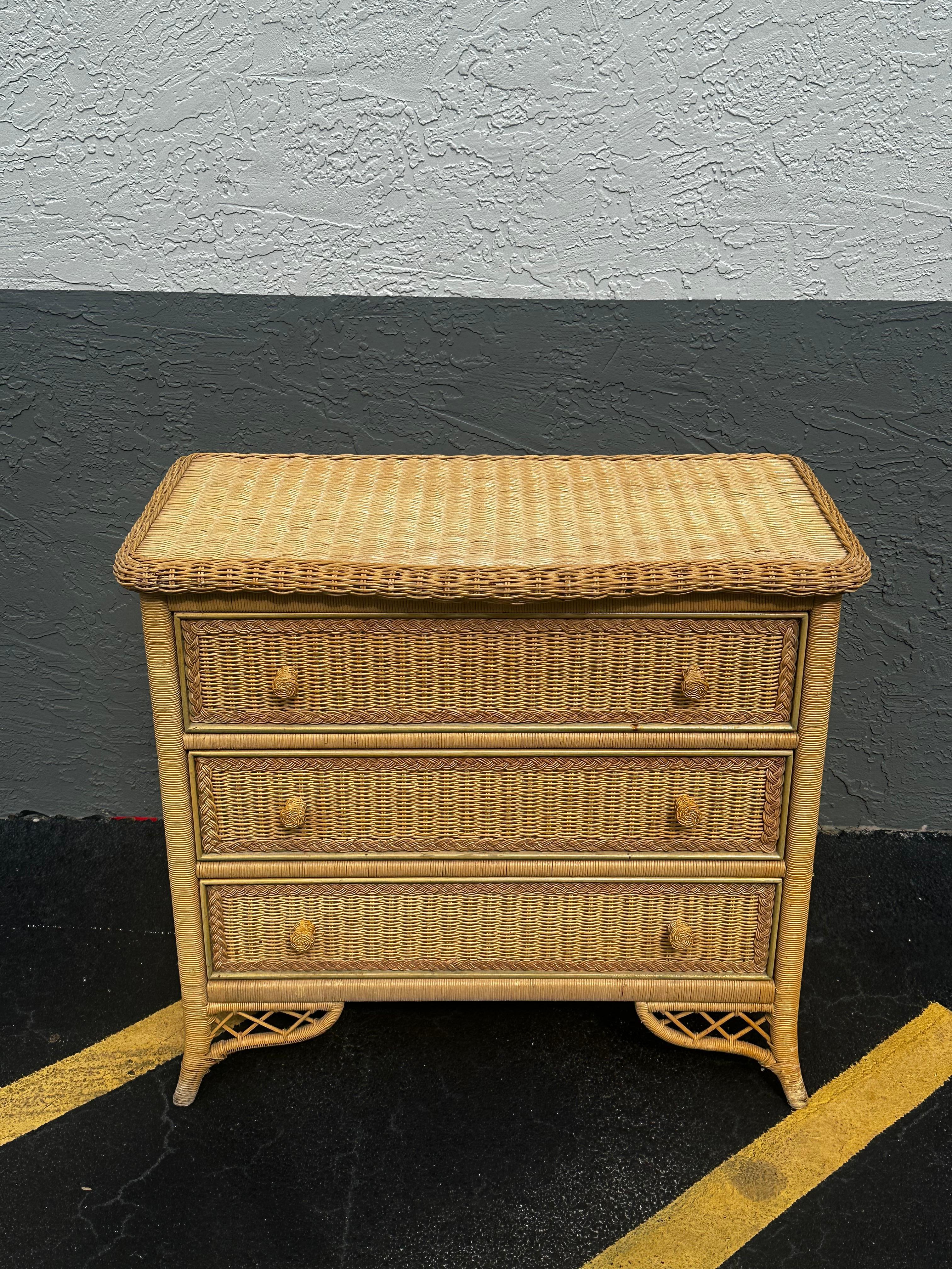 Americano Cassettone Budji anni '80 in bambù bruciato e rattan intrecciato in vendita