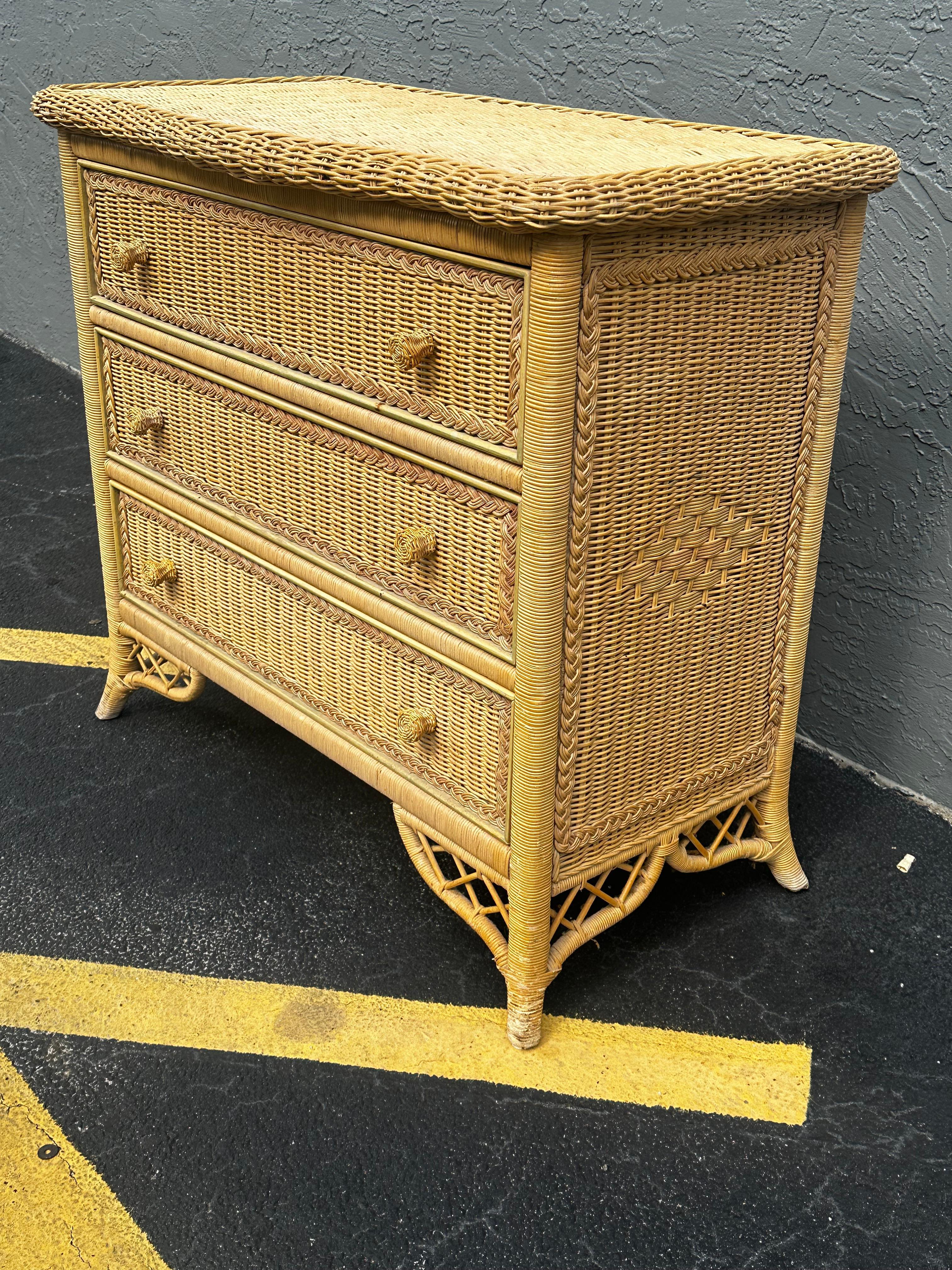 Cassettone Budji anni '80 in bambù bruciato e rattan intrecciato In condizioni buone in vendita a Fort Lauderdale, FL