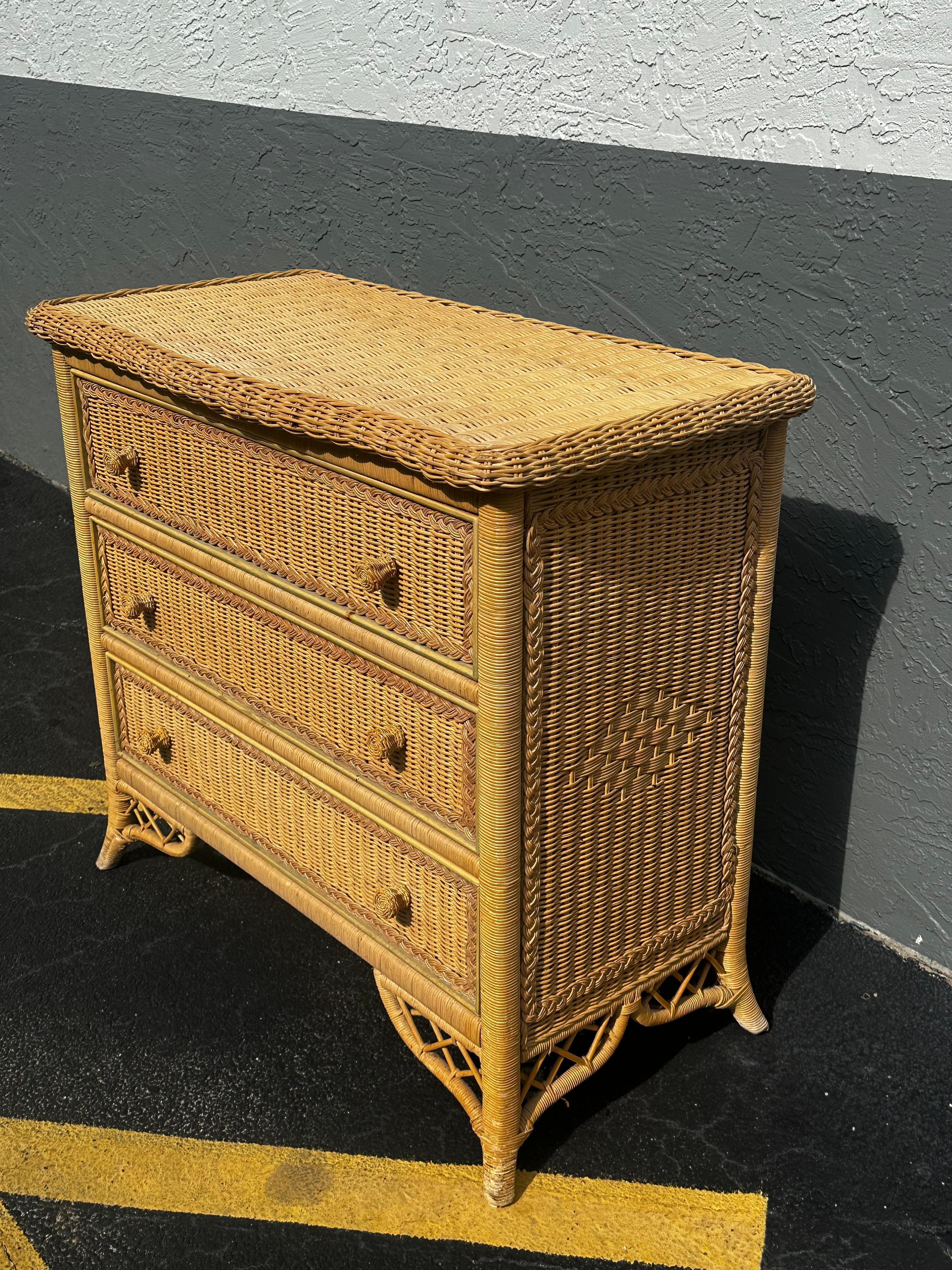 Rattan Cassettone Budji anni '80 in bambù bruciato e rattan intrecciato in vendita