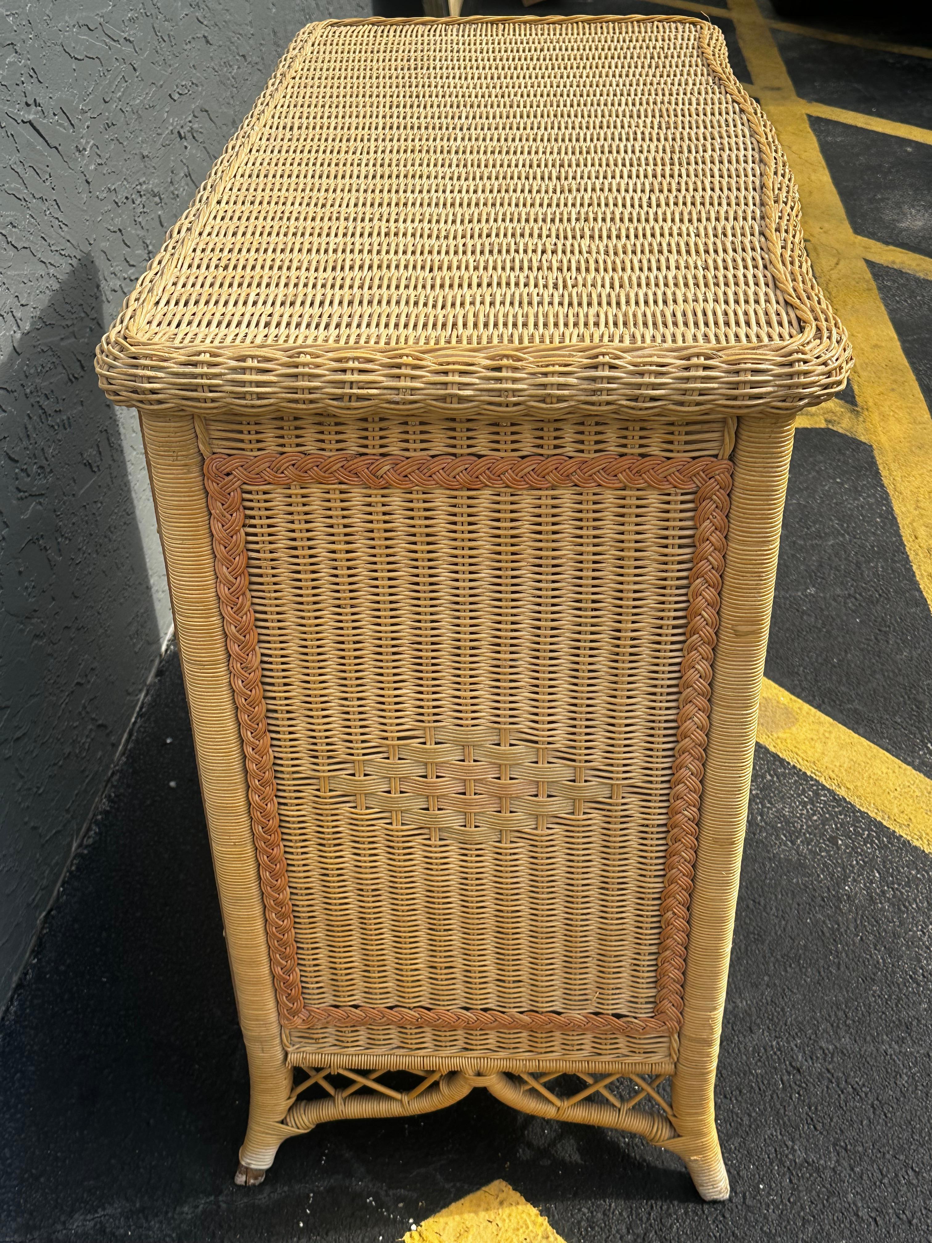 Cassettone Budji anni '80 in bambù bruciato e rattan intrecciato in vendita 1