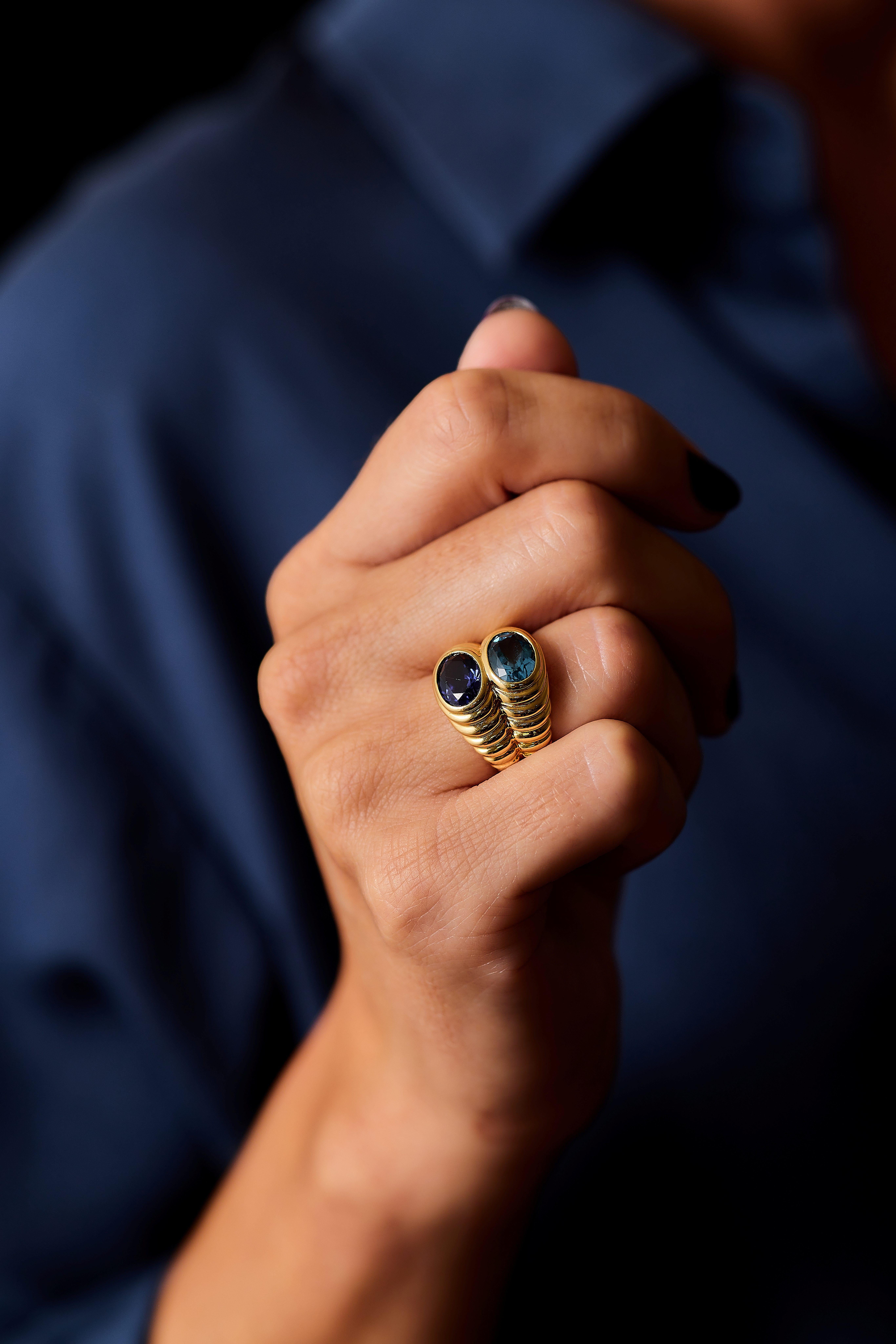 Ein mit Edelsteinen besetzter Doppio-Ring von Bvlgari.

Ein charakteristisches Designstück, das in Rom, Italien, vom renommierten Schmuckhaus Bulgari entworfen wurde. Dieser beliebte Ring ist Teil der ikonischen Doppio-Kollektion und wurde in