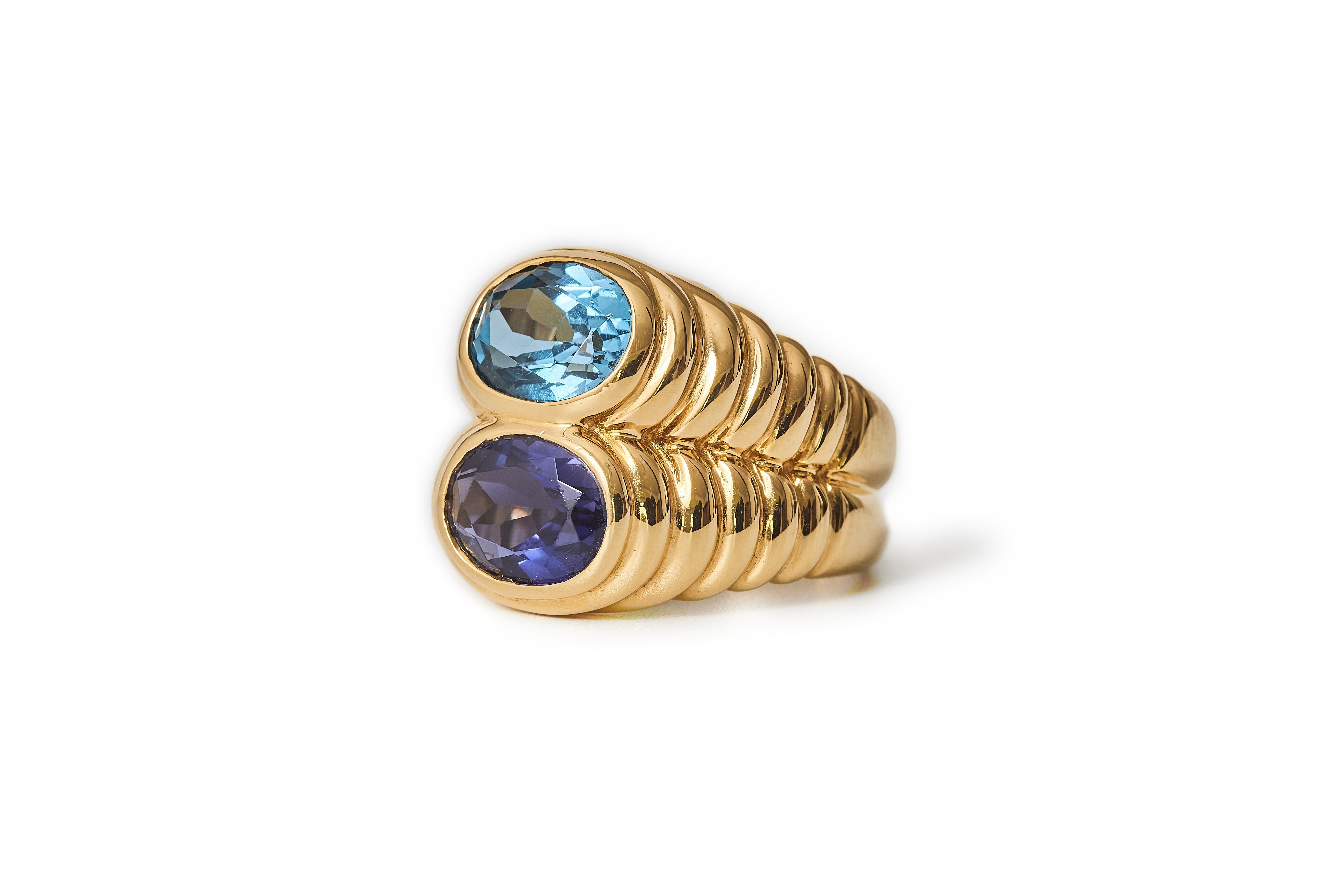 1980er Jahre Bulgari 18 Karat Gold Blautopas und Iolith Doppio Ring im Zustand „Gut“ im Angebot in Malmö, Skåne län