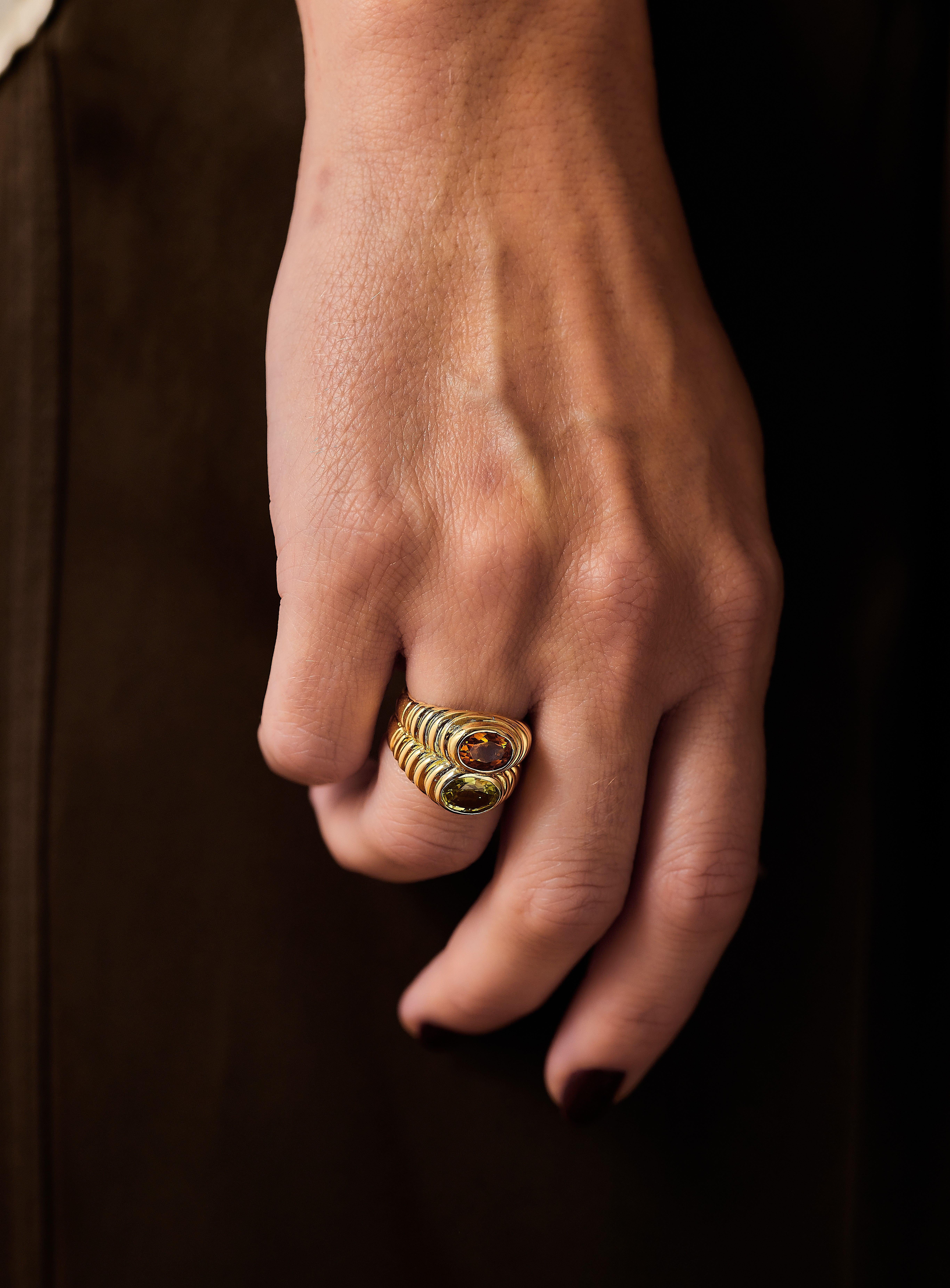 Anello Bvlgari Doppio degli anni '80

Un pezzo di design firmato, creato a Roma dall'acclamata casa di gioielli Bvlgari. Questo famoso anello fa parte dell'iconica collezione doppio ed è stato accuratamente realizzato a mano con un design a gradini