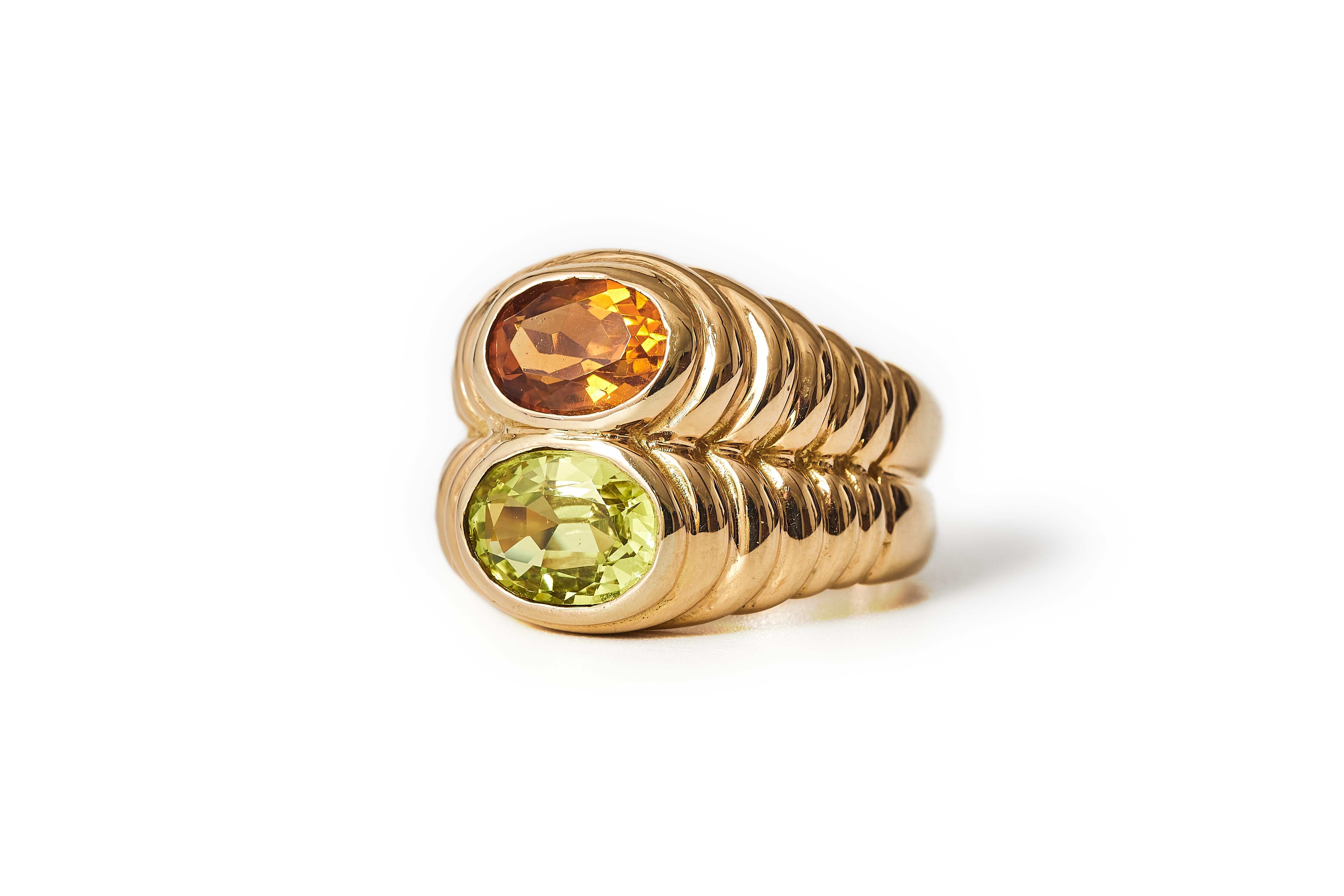 Taglio ovale Anello doppio Bulgari anni '80 in oro 18 carati con peridoto e citrino in vendita