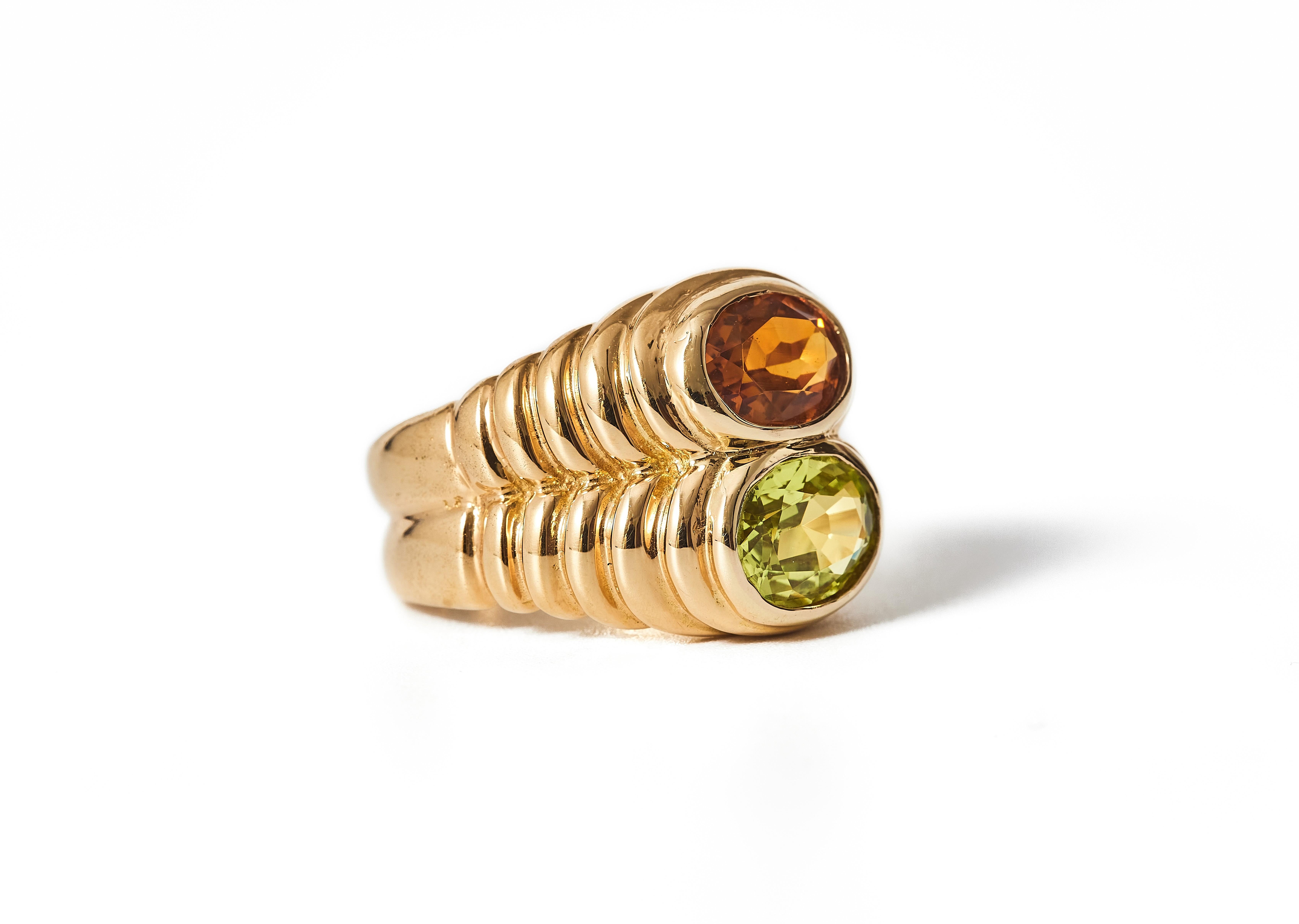 Anello doppio Bulgari anni '80 in oro 18 carati con peridoto e citrino In condizioni buone in vendita a Malmö, Skåne län