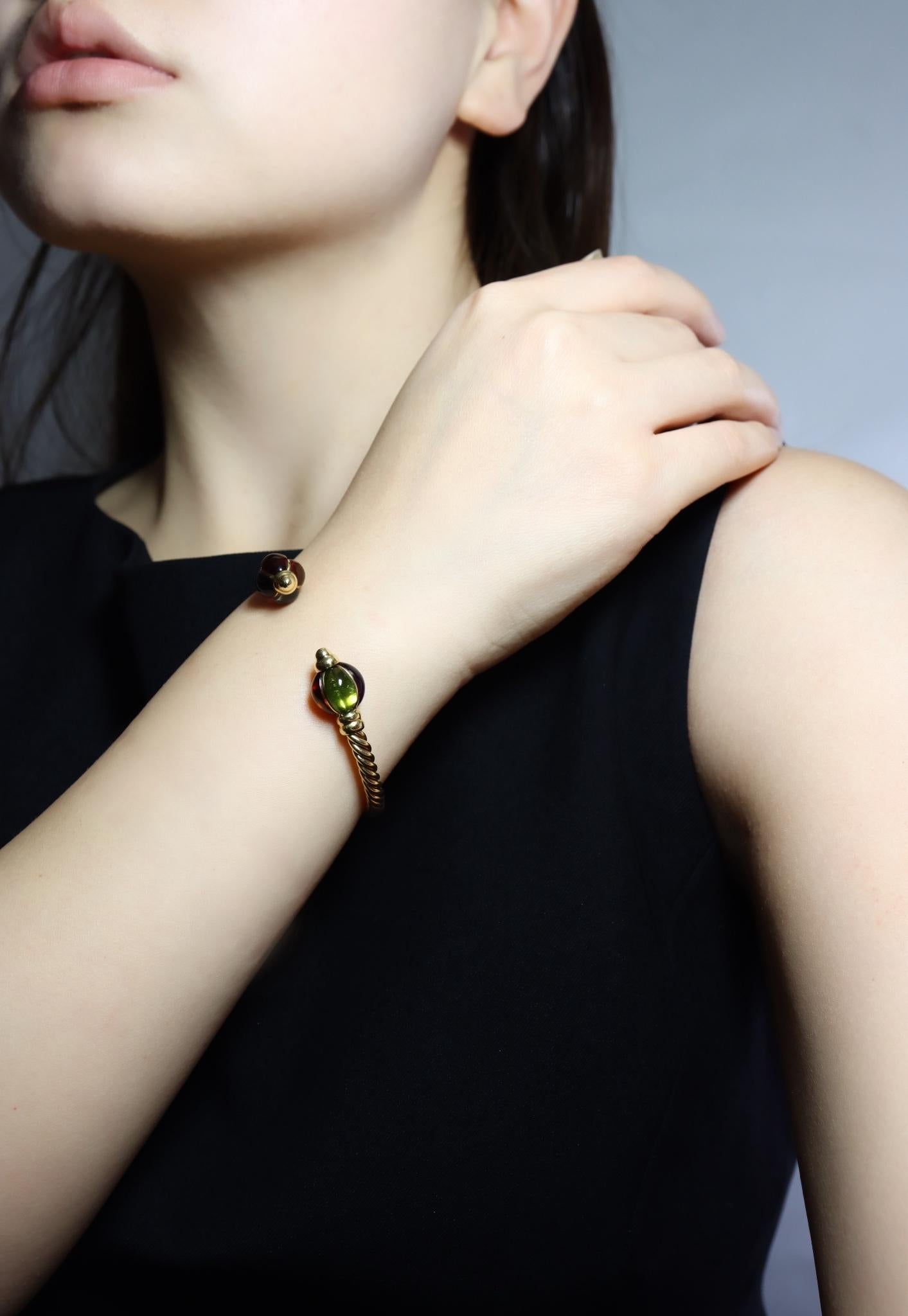 Bracciale Bulgari anni '80 in oro 18 carati con più pietre preziose e corda ritorta

Contrassegnato:
BVLGARI
750

Dimensioni approssimative:
15,8 cm (lunghezza) 
0,3 - 1 cm (larghezza)
30 grammi di peso.