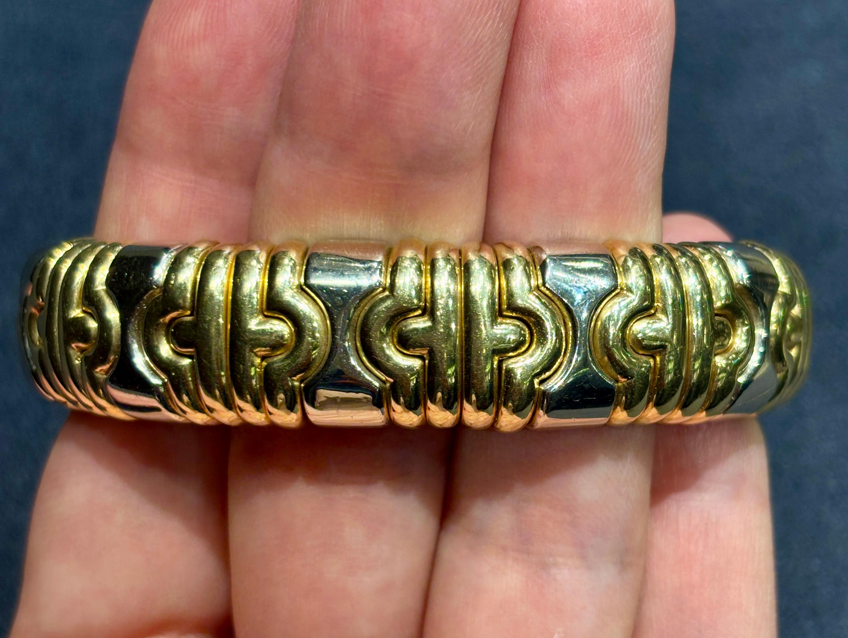 1980er Bulgari Armreif aus 18 Karat Weiß- und Gelbgold (Zeitgenössisch) im Angebot
