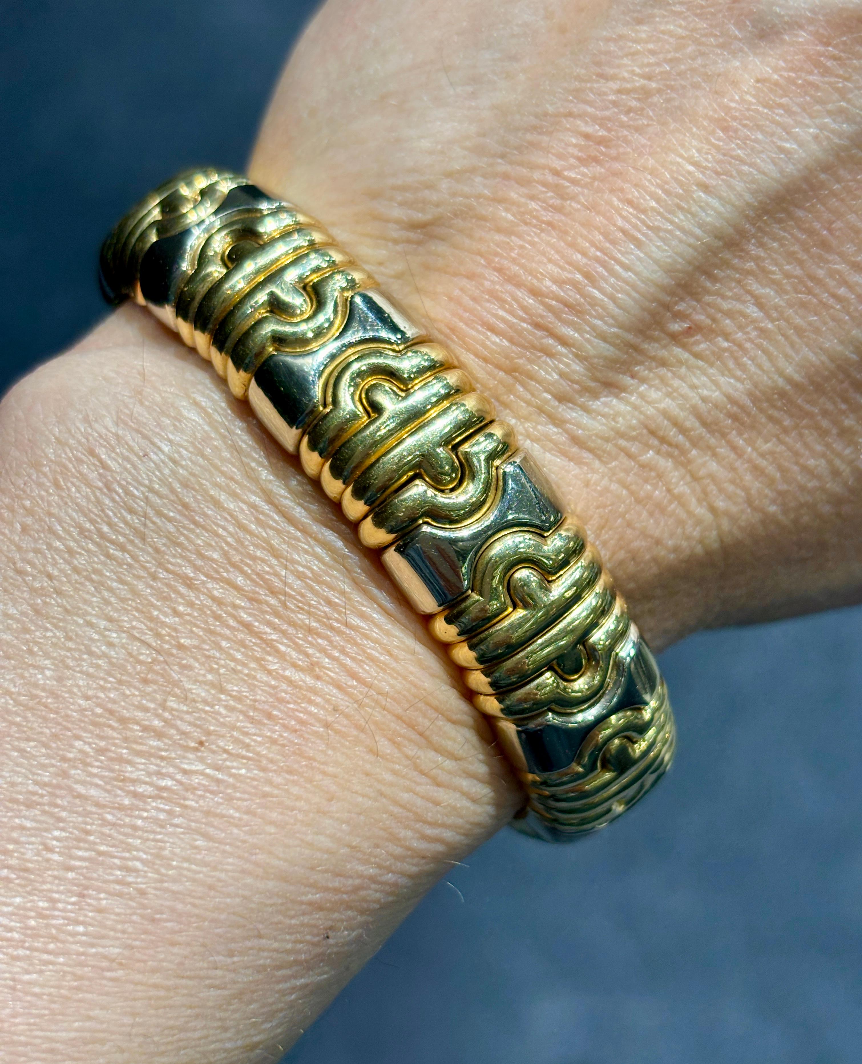 1980er Bulgari Armreif aus 18 Karat Weiß- und Gelbgold im Zustand „Gut“ im Angebot in London, GB