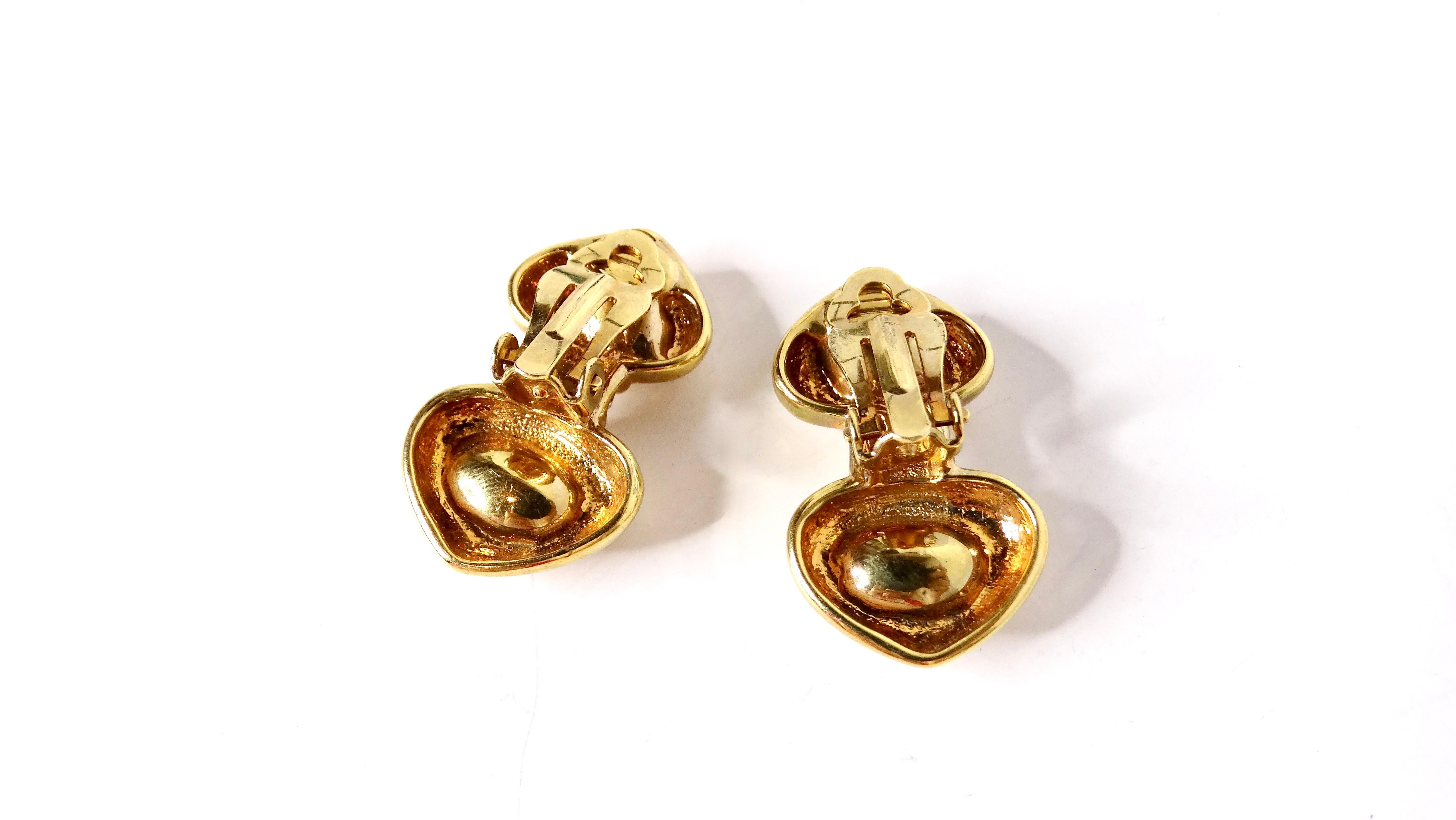 Fai un'affermazione audace con questi splendidi orecchini anni '80 di ispirazione bulgara placcati in oro 14k. Progettati per catturare l'eleganza di quel vibrante decennio, questi pezzi accattivanti sono caratterizzati da splendide pietre di
