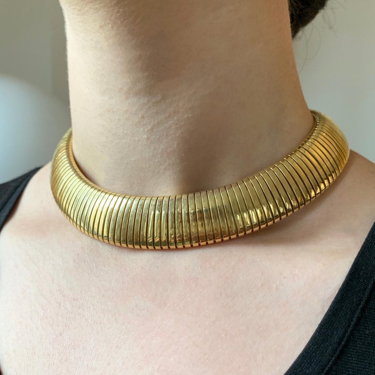 A substantial, classic 18 karat gold tubogas collar, by Bulgari, c. 1980. Signed Bulgari, stamped 750, maker's mark.  
The collar is 15.35