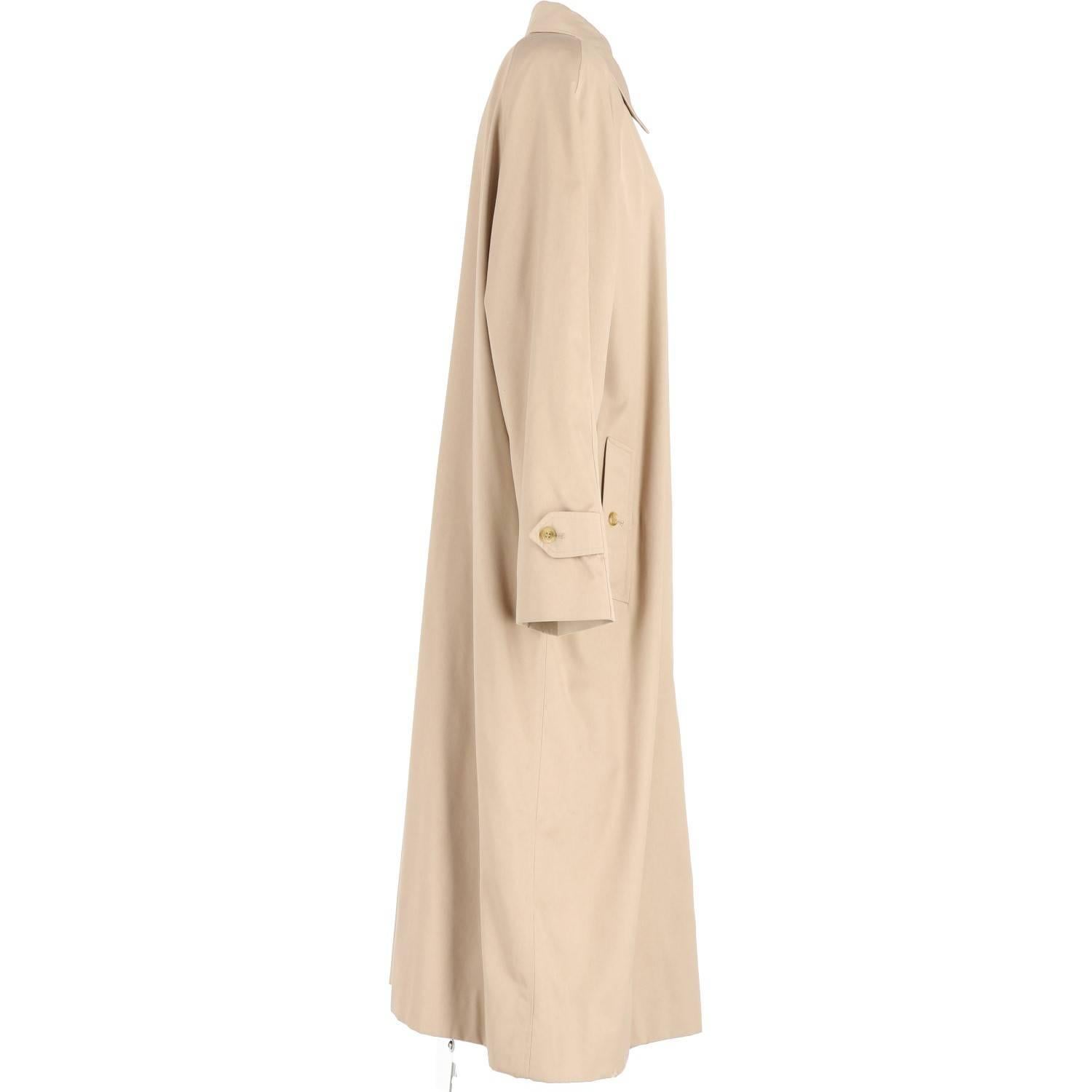 Classic Burberry beige overcoat in blend cotton, lined in iconic tartan fabric. Frontal buttons closure. The item was produced in the 80s and in in excellent conditions. 

Size: IT 52 

Height: 120 cm 
Bust: 74 cm 
Raglan sleeve: 75 cm