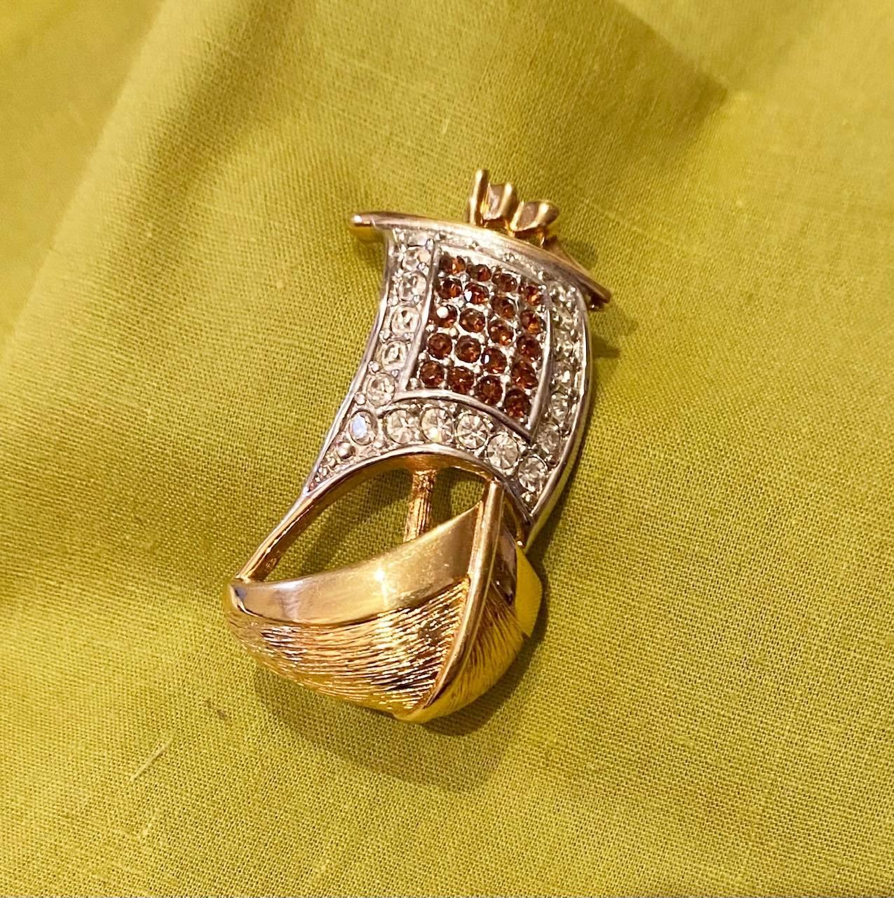 1980's Burberry Vintage Sailing Ship Brooch Pin Pave Crystal Gold Plated, This pin is comprised of a textured, brushed gold and polished hull with a fully-blown sail in topaz gold and clear crystals, all of which are intact This piece is ideal for