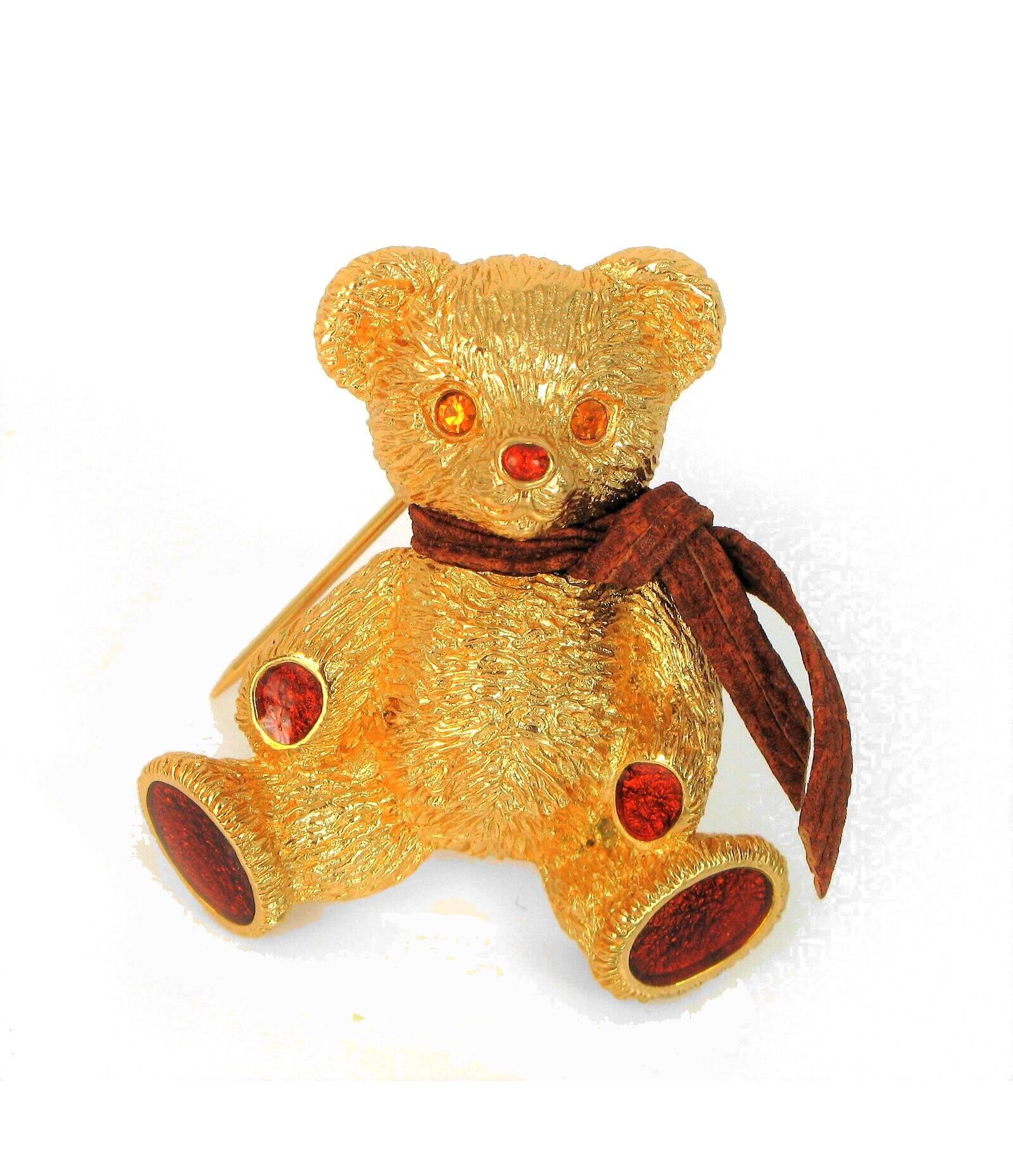 From the 1980s, this Burberrys Gold Tone Metal Teddy Bear Brooch is an exquisite accessory, lovingly enameled for a dazzling finish.

Dimensions: 5x6cm 

Condition: vintage, 1980s, very good, minimal wear 