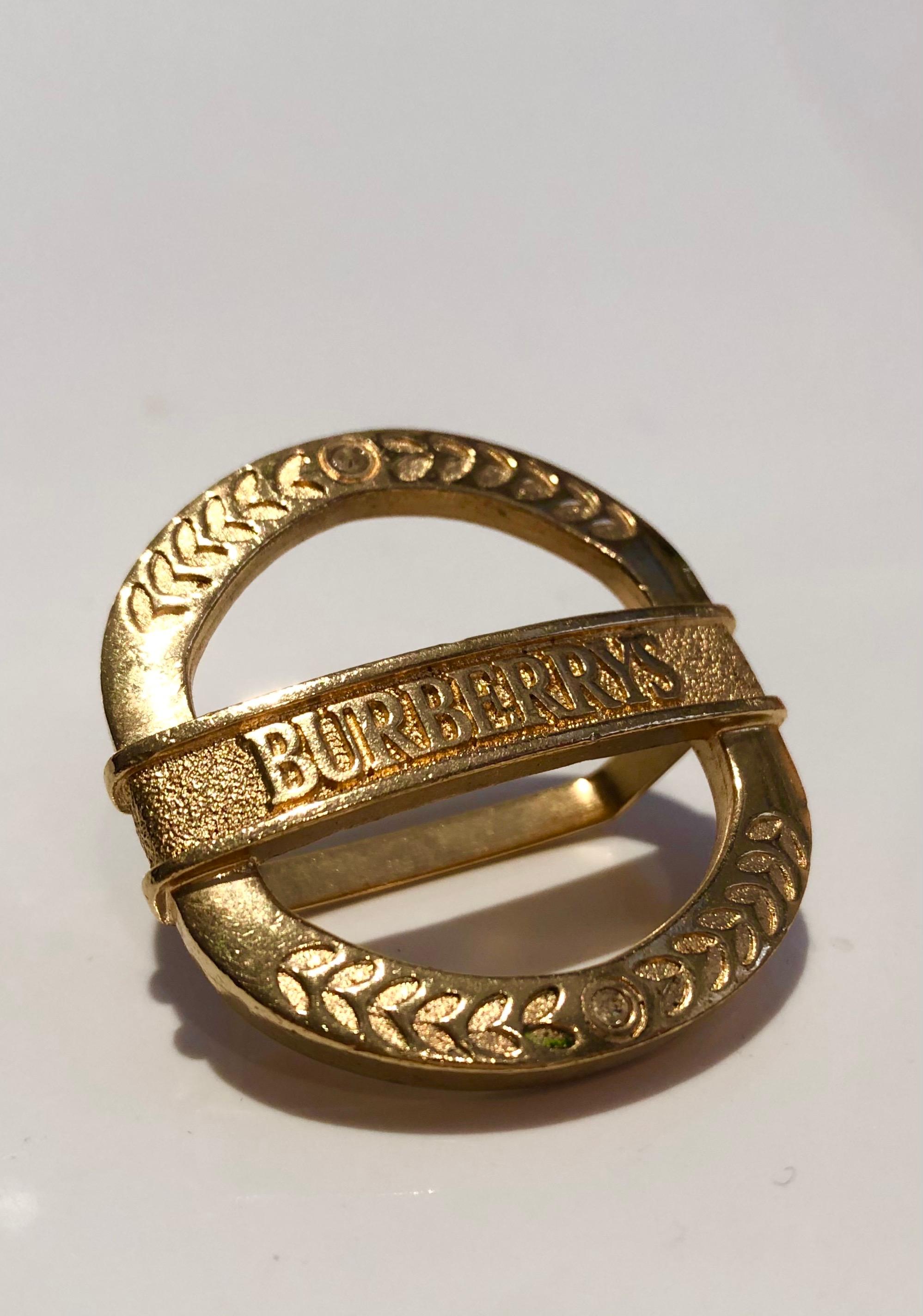 Beautiful Burberry’s Gold Tone Metal Scarf Ring, engraved logo in the inside 

Condition: 1980s vintage piece, Very good state 
Dimensions: 4x4.5cm 