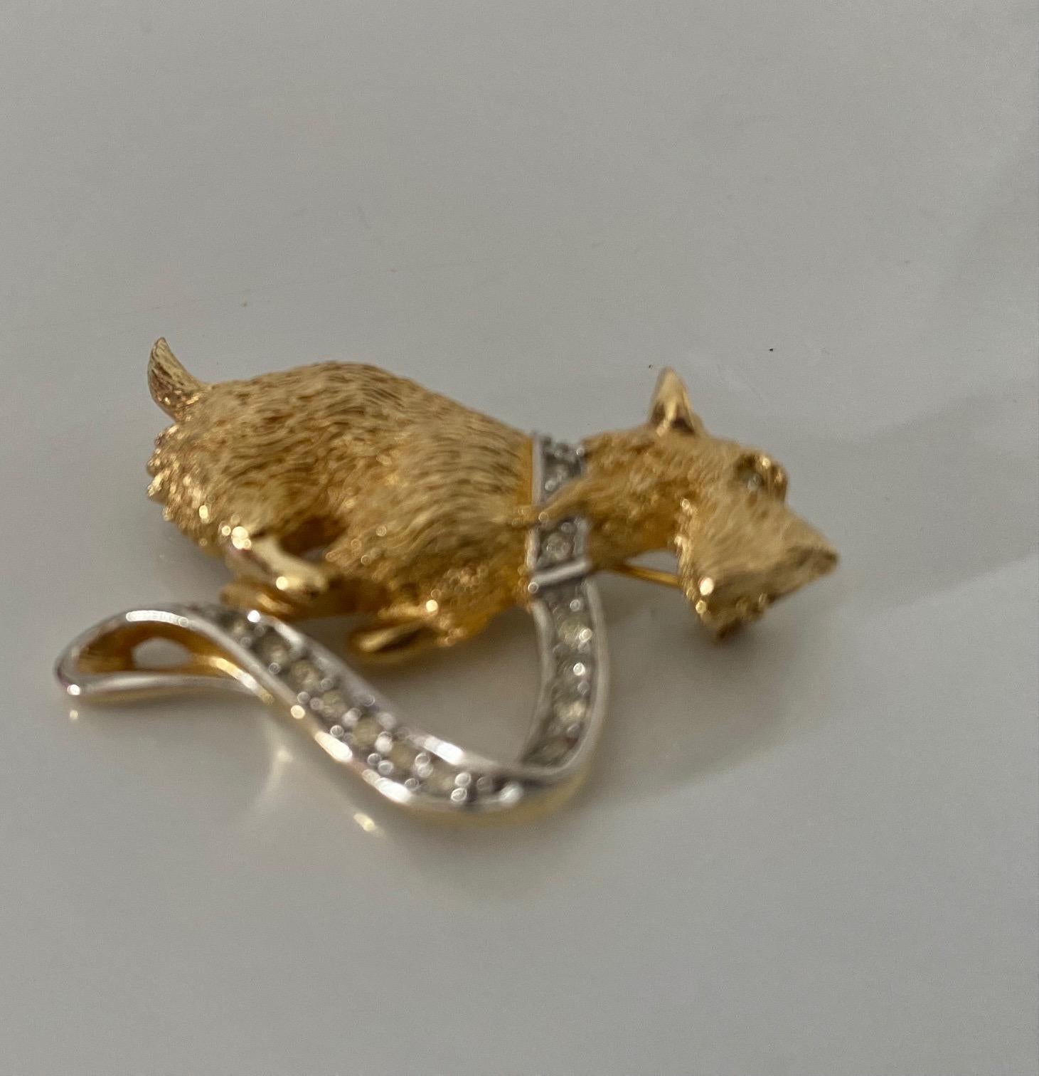 Burberrys Gold plated brooch featuring a terrier dog with crystal details.

Condition: 1980s, vintage, very good, minimal wear 

Dimensions: 4x4cm 