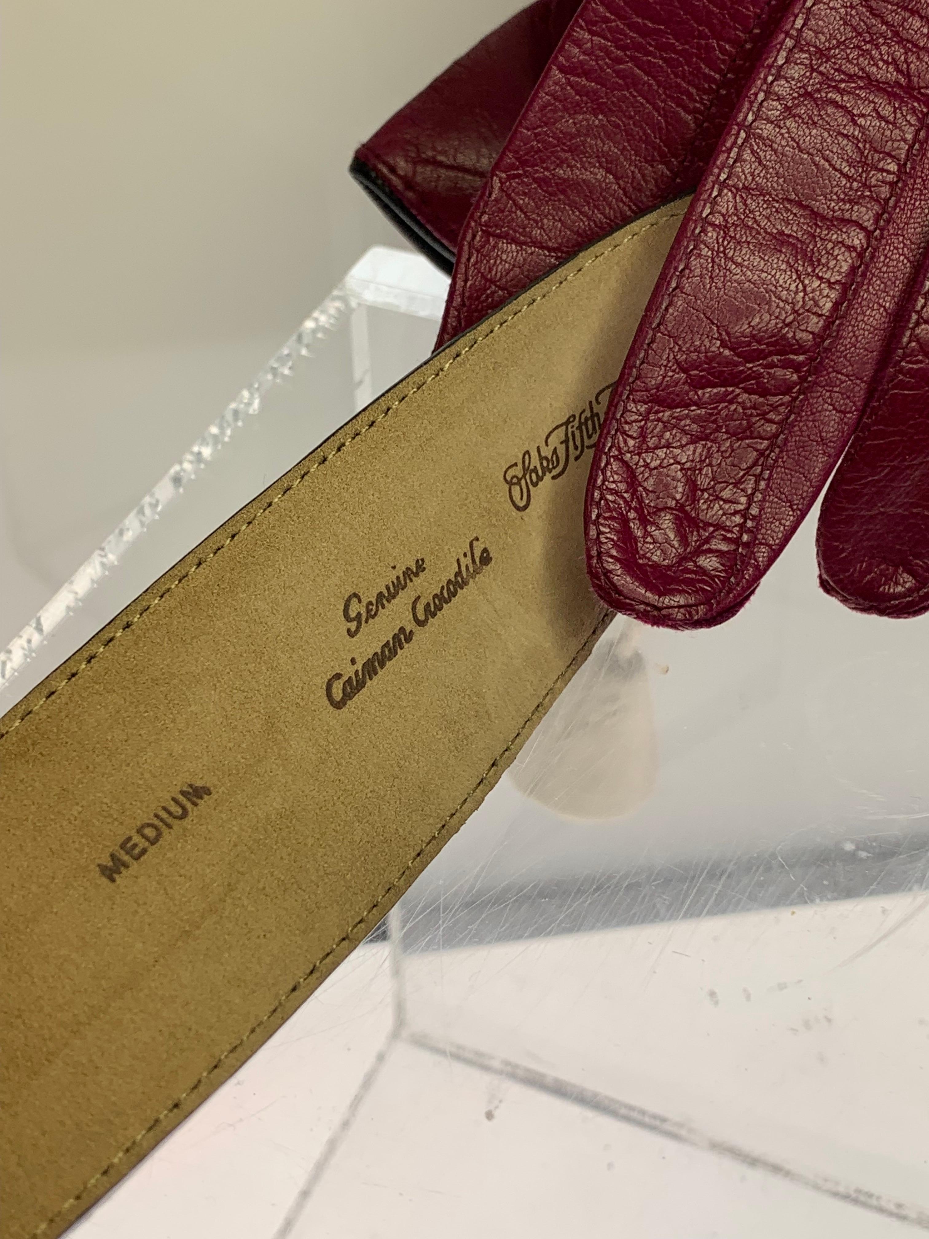 1980er Burgunderfarbene Lederhandschuhe mit Schnürung und echtem Caiman Krokodilgürtel-Set aus Leder im Angebot 5