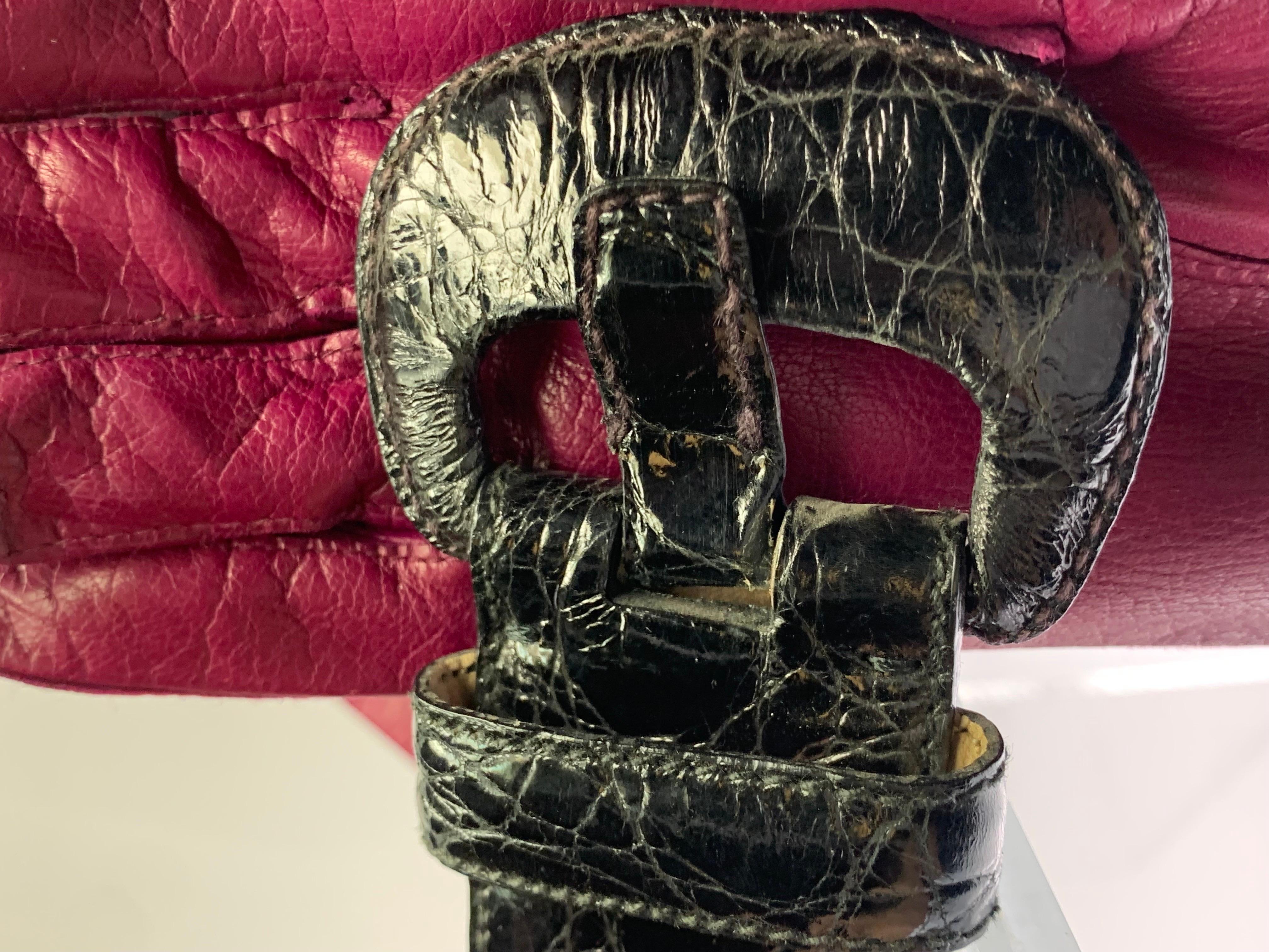 1980er Burgunderfarbene Lederhandschuhe mit Schnürung und echtem Caiman Krokodilgürtel-Set aus Leder im Angebot 7