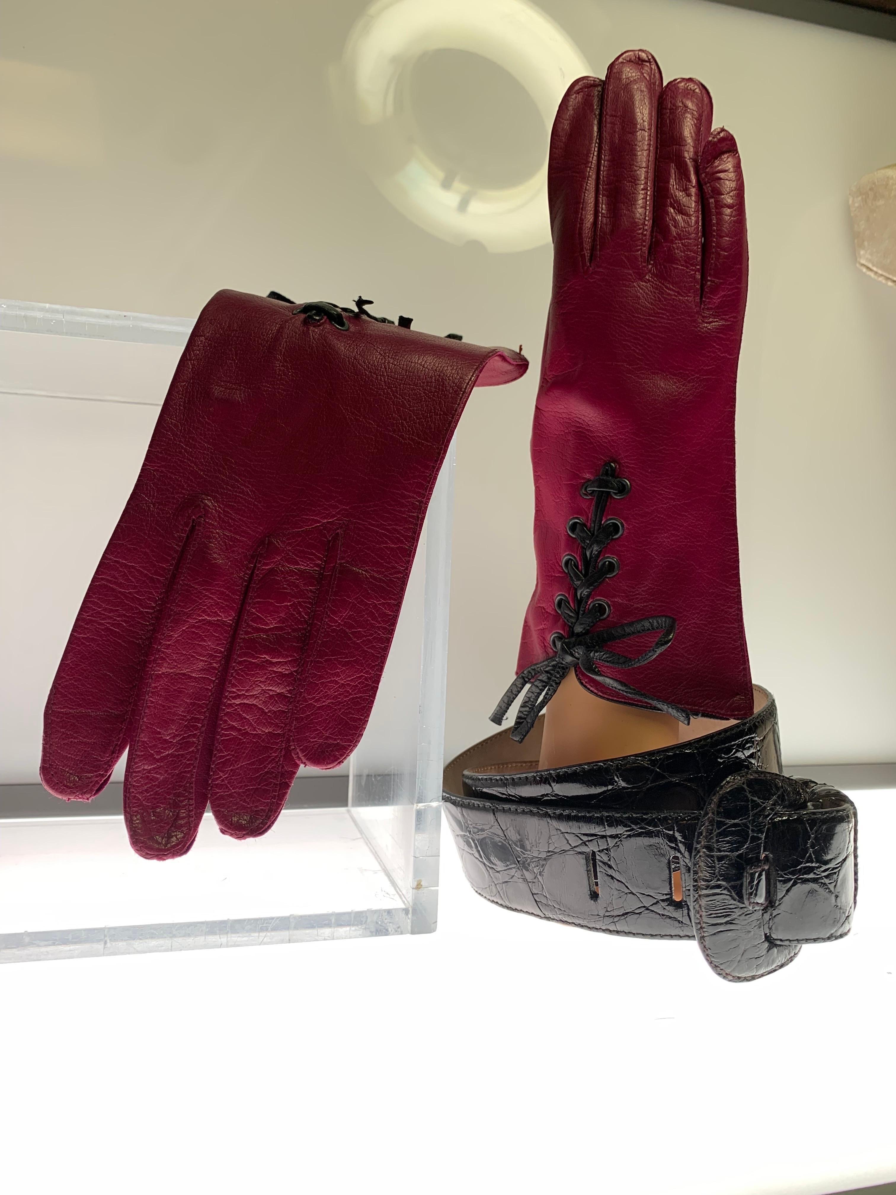 1980er Burgunder Lederhandschuhe mit Spitze und echtem Kaiman-Krokodilgürtel: Italienische Ziegenlederhandschuhe, Größe 8, ungefüttert, mit stilvollem Ösen-Spitzen-Detail und einem mittelgroßen schwarzen echten Kaiman-Krokodil-Gürtel mit verdeckter