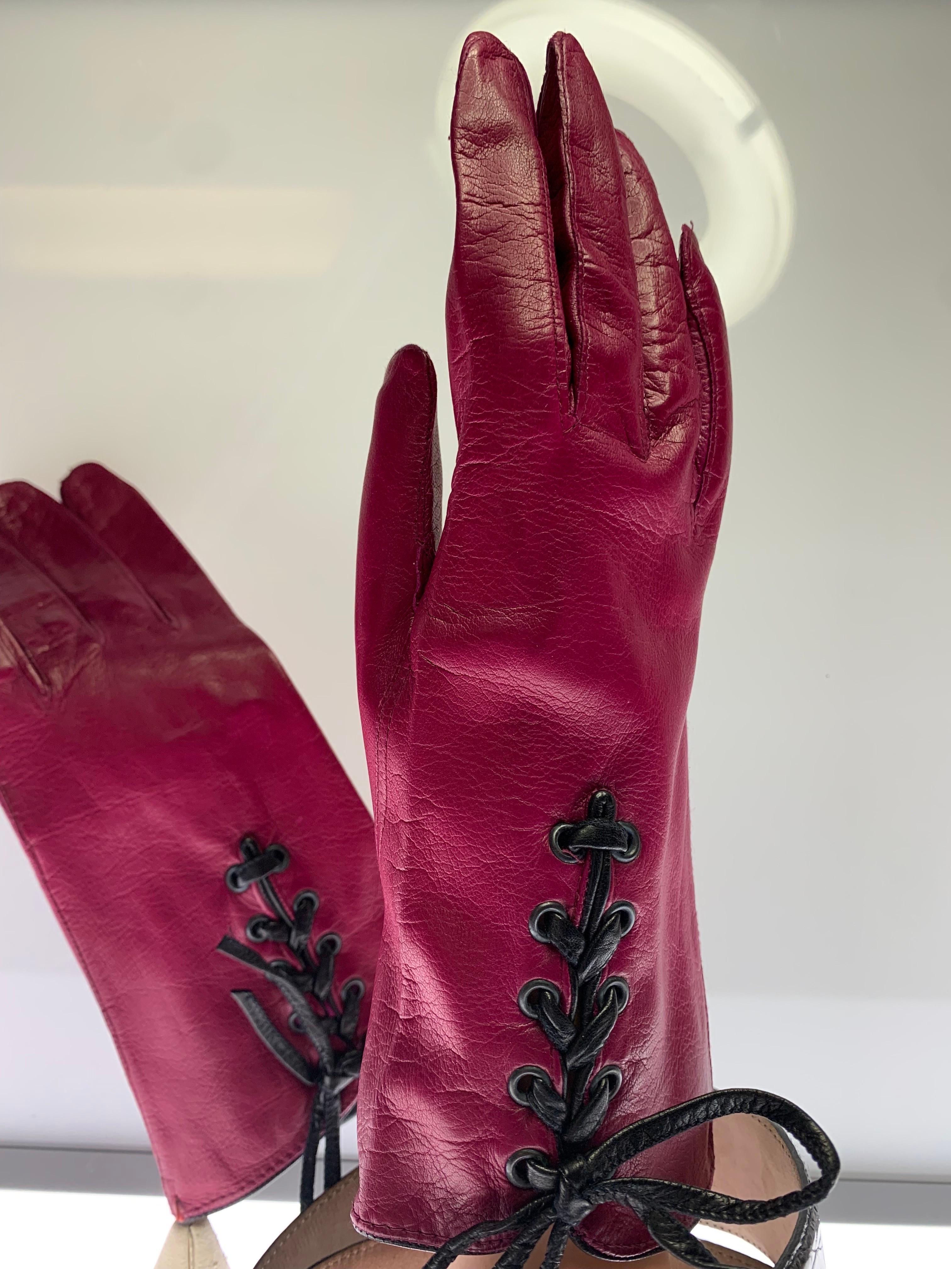 1980er Burgunderfarbene Lederhandschuhe mit Schnürung und echtem Caiman Krokodilgürtel-Set aus Leder im Zustand „Hervorragend“ im Angebot in Gresham, OR
