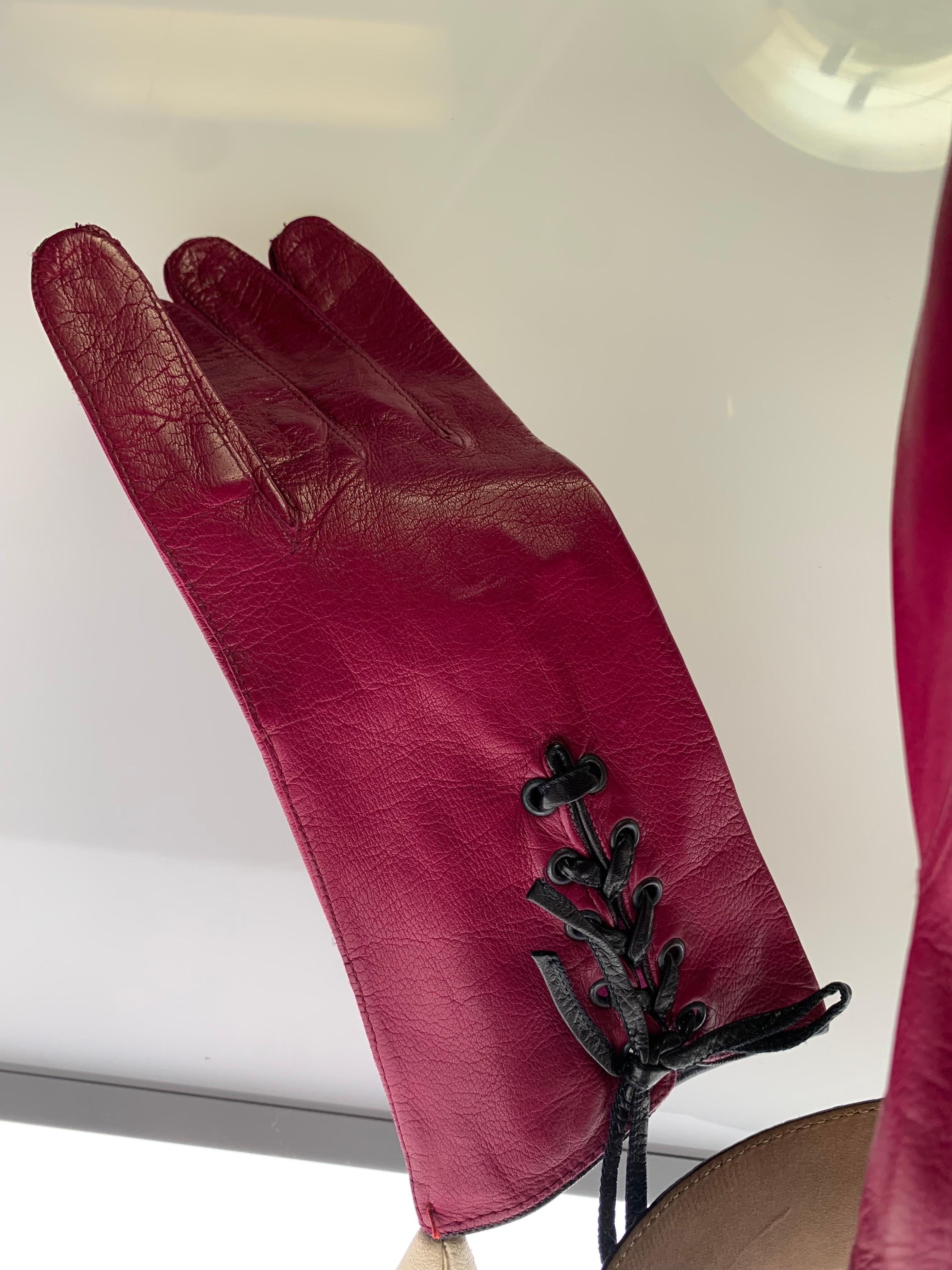 1980er Burgunderfarbene Lederhandschuhe mit Schnürung und echtem Caiman Krokodilgürtel-Set aus Leder für Damen oder Herren im Angebot