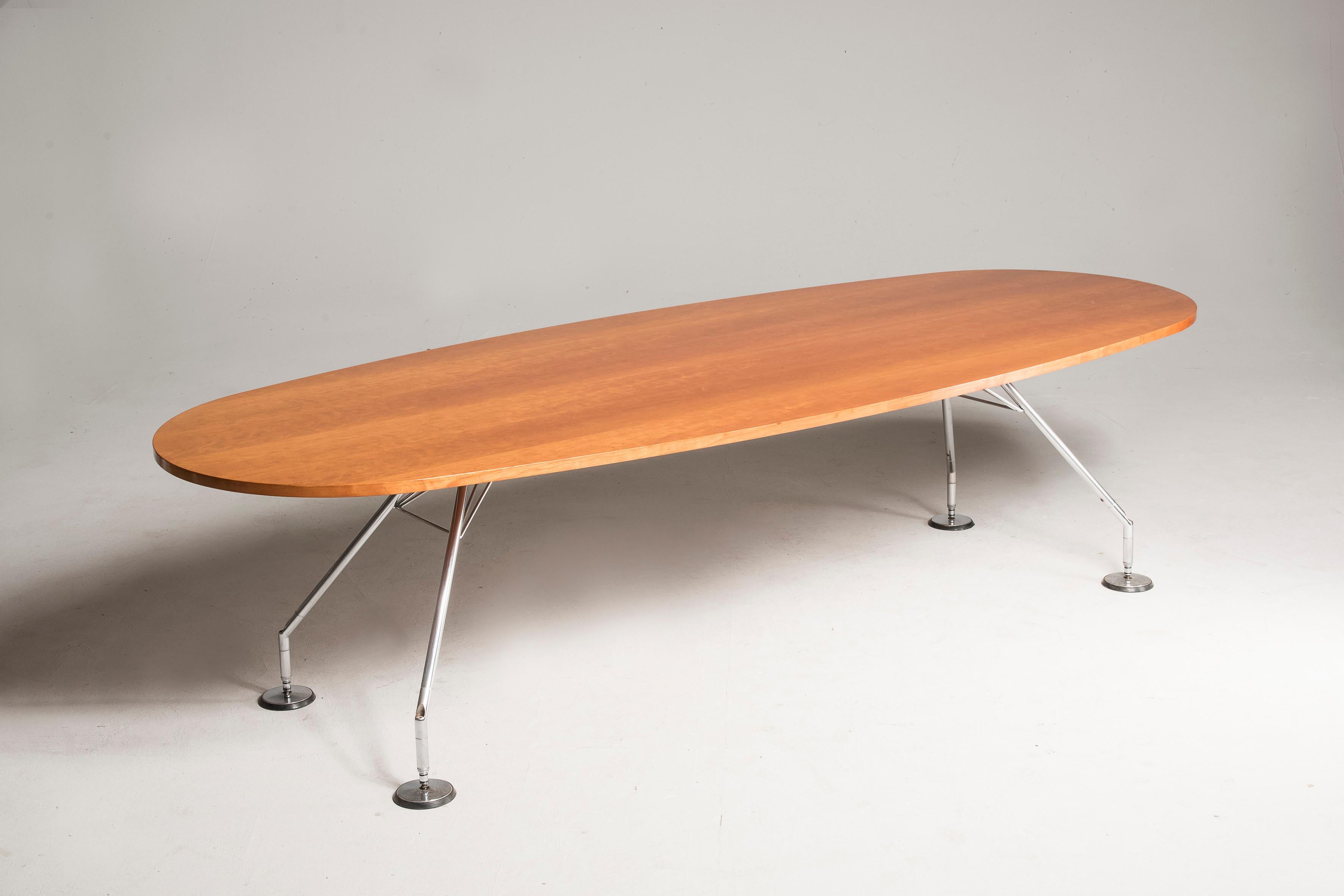 1980s table by Norman Foster for Tecno
Oval top in walnut wood
And base in aluminum and chromed iron
Excellent conditions
Size 110 x 280 x 71 cm.
Oval shape: refined and different from the usual - large size 110 x 280 cm - comfortably accommodates
